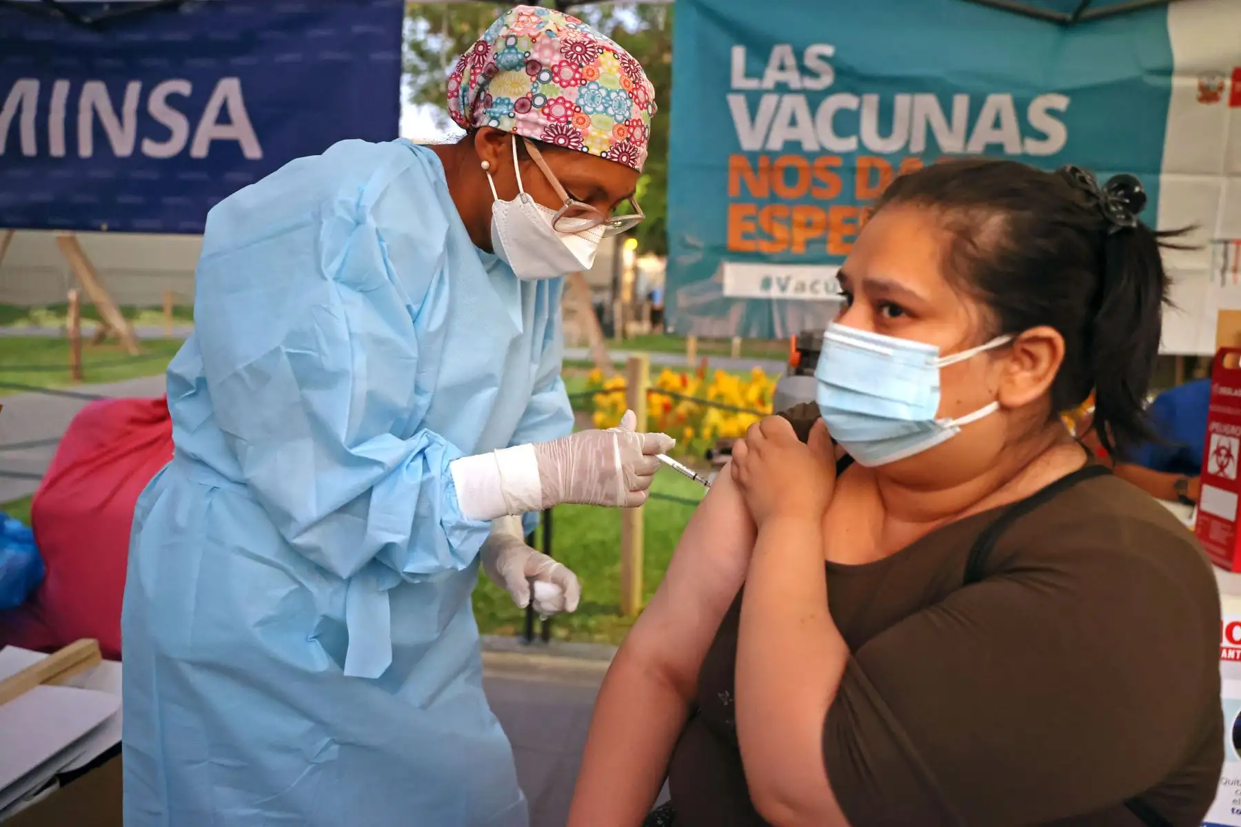 Ministerio de Salud realiza vacunación y descarte de covid-19  en el Dia de la Amistad y el Amor  en Plaza de la Democracia, cercado de Lima.
Foto: ANDINA/Vidal Tarqui