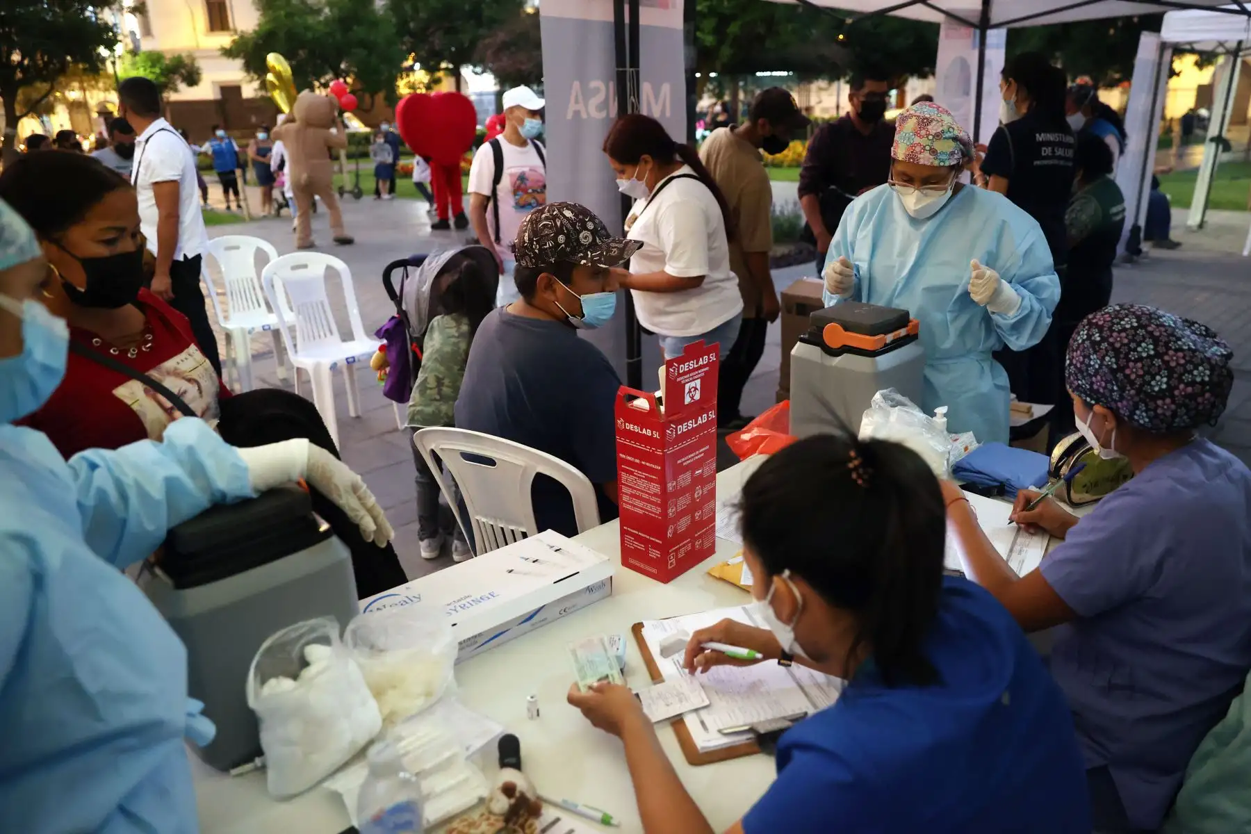 Ministerio de Salud realiza vacunación y descarte de covid-19  en el Dia de la Amistad y el Amor  en Plaza de la Democracia, cercado de Lima.
Foto: ANDINA/Vidal Tarqui