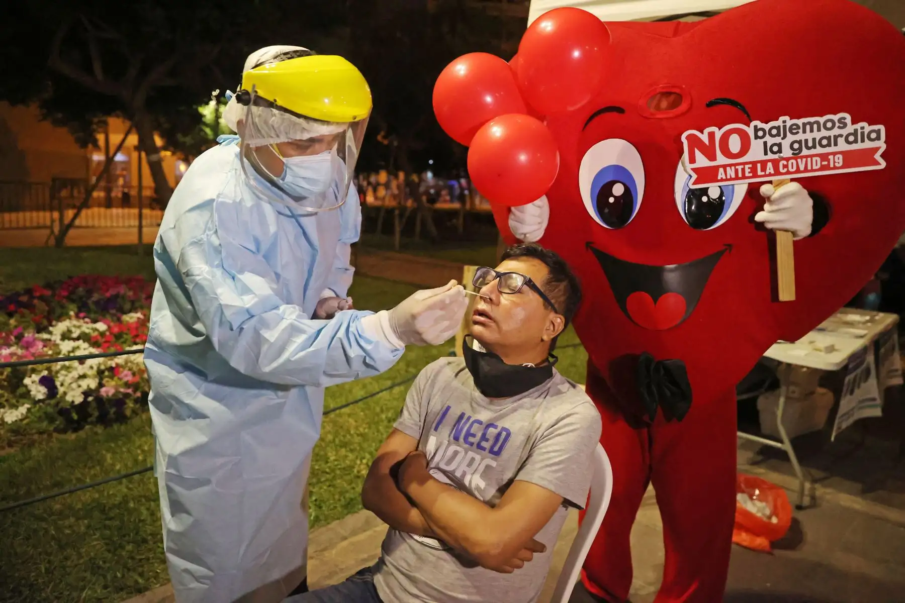Ministerio de Salud realiza vacunación y descarte de covid-19  en el Dia de la Amistad y el Amor  en Plaza de la Democracia, cercado de Lima.
Foto: ANDINA/Vidal Tarqui