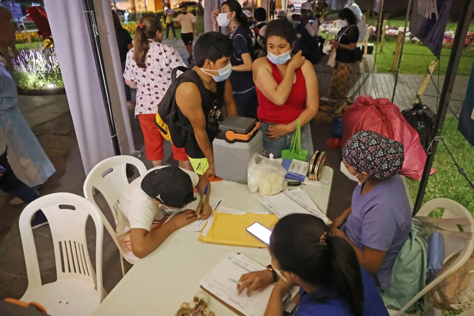 Ministerio de Salud realiza vacunación y descarte de covid-19  en el Dia de la Amistad y el Amor  en Plaza de la Democracia, cercado de Lima.
Foto: ANDINA/Vidal Tarqui