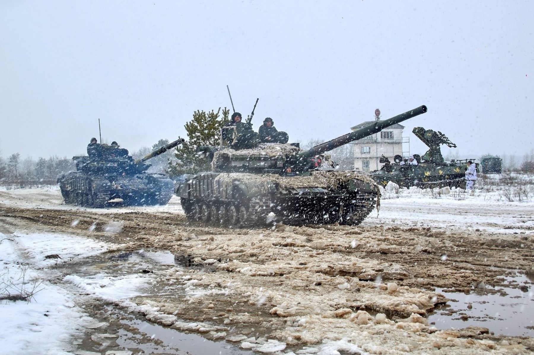Las Fuerzas Armadas de Ucrania realizan un simulacro en un campo de tiro de la 92 Brigada Mecanizada, cerca de la ciudad de Chuguev, en el área de Kharkiv, en el este de Ucrania. Foto: Efe.