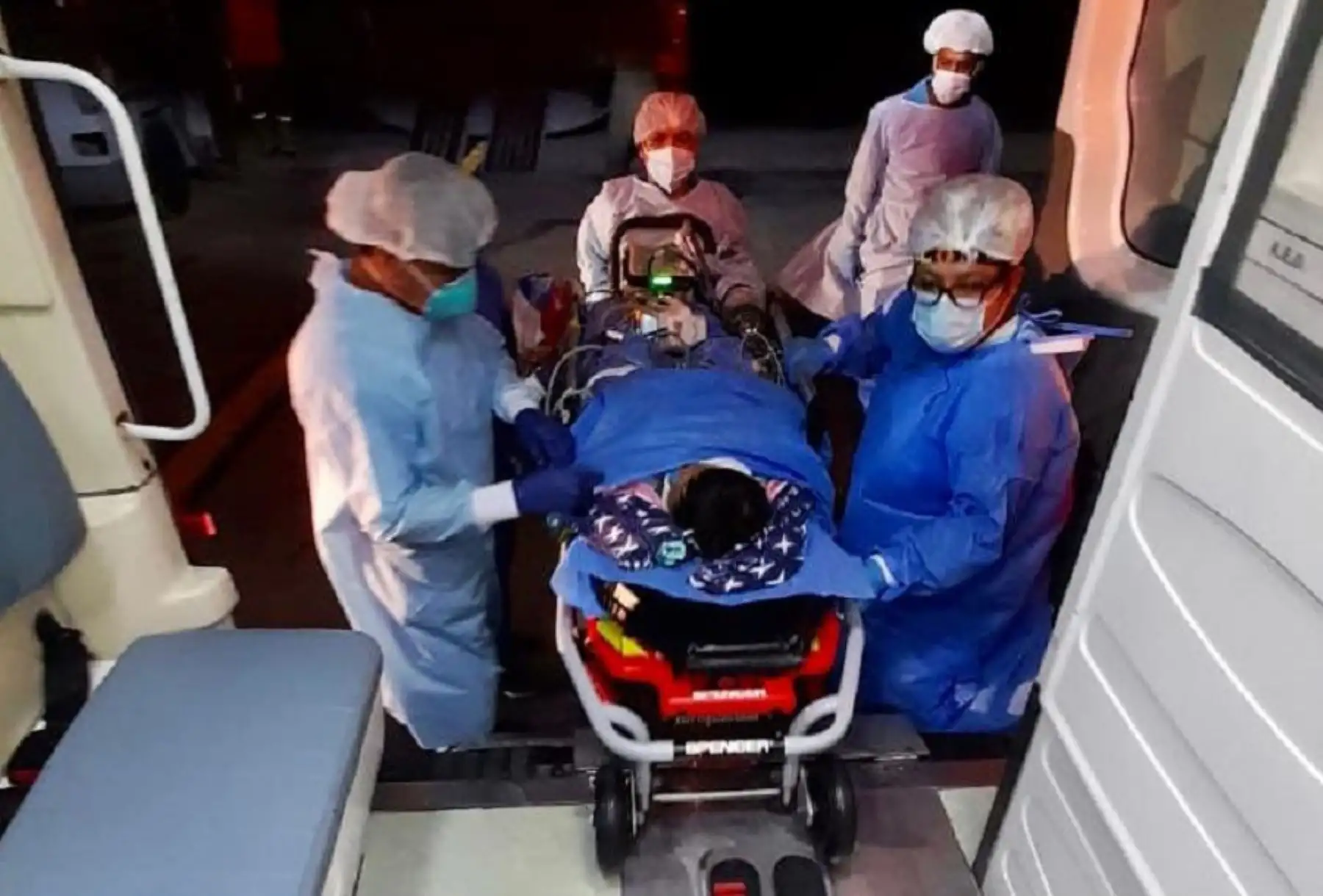 Dos menores de edad referidos por insuficiencia renal crónica y quemaduras de segundo grado, procedentes del Hospital de la Amistad Perú-Corea Santa Rosa, de la región Piura, fueron trasladados en una exitosa evacuación aeromédica, realizada por el Sistema de Atención Médica Móvil de Urgencia del Ministerio de Salud, hacia institutos especializados en la ciudad de Lima.