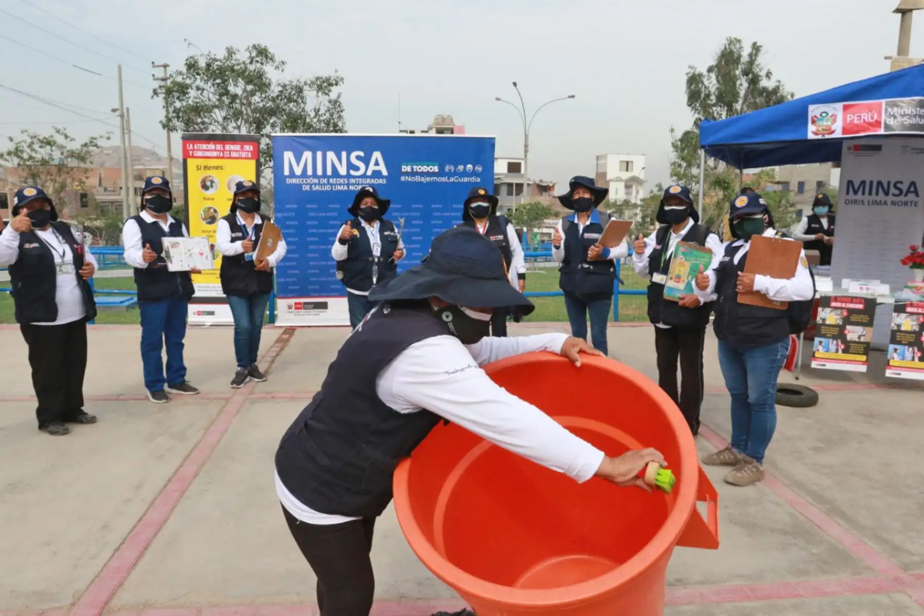 Para prevenir casos de dengue, el Minsa recomienda a las familias que laven, escobillen y tapen adecuadamente los recipientes donde almacenan agua, desechar los inservibles que pueden ser potenciales criadores de zancudo y reemplazar el agua de los floreros por arena húmeda. Foto: ANDINA/ Héctor Vinces