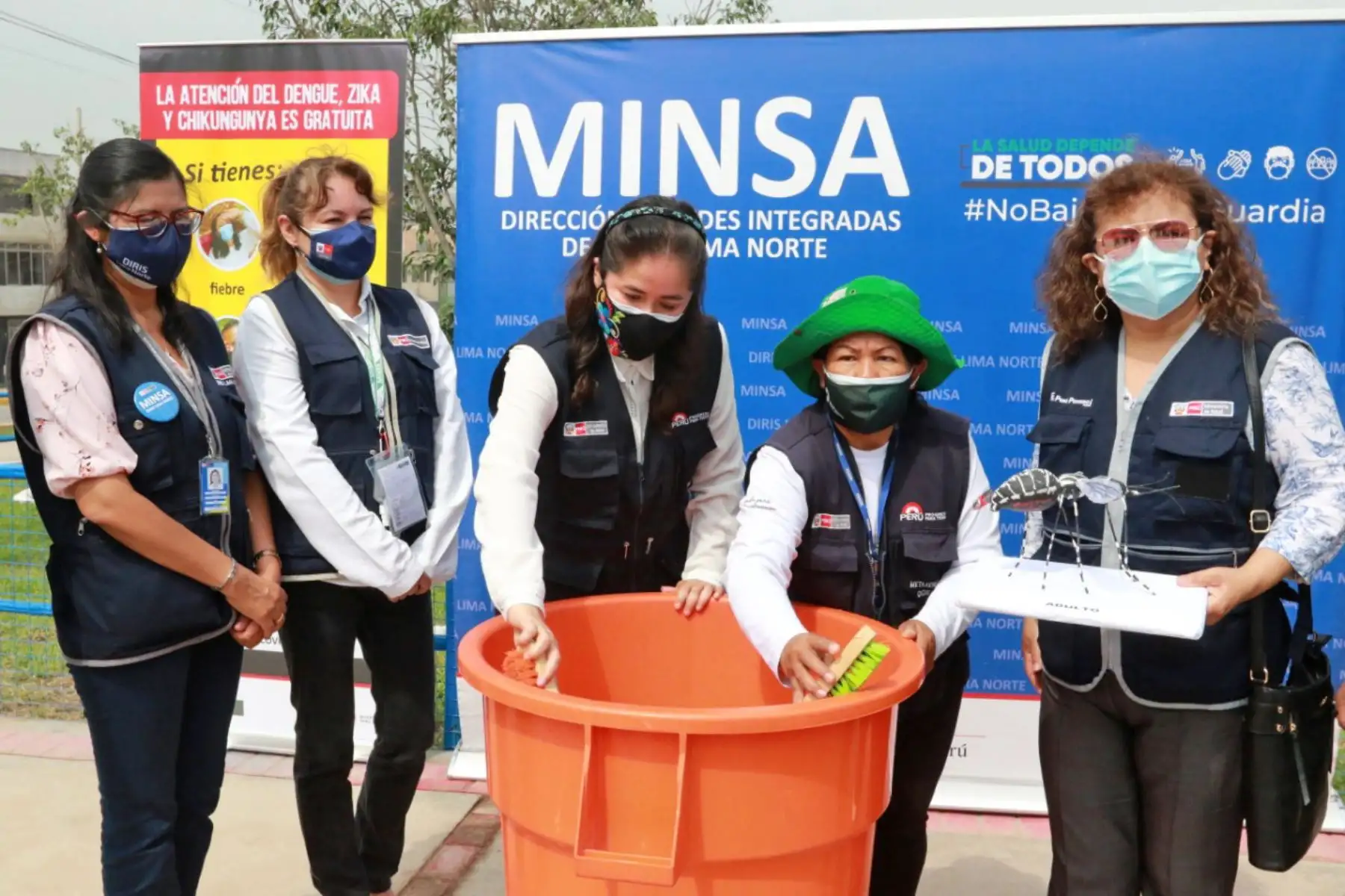 Para prevenir casos de dengue, el Minsa recomienda a las familias que laven, escobillen y tapen adecuadamente los recipientes donde almacenan agua, desechar los inservibles que pueden ser potenciales criadores de zancudo y reemplazar el agua de los floreros por arena húmeda. Foto: ANDINA/ Héctor Vinces