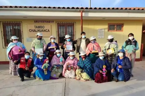 En la provincia arequipeña de Caylloma, el Ministerio de Desarrollo e Inclusión Social (Midis), fortalece las capacidades productivas y artesanales de familias alpaqueras de comunidades rurales en el distrito de Yanque mediante talleres teórico prácticos que se brindan de manera articulada en el Tambo Chalhuanca del Programa Nacional PAIS, ubicado a más de 4 300 metros sobre el nivel del mar.