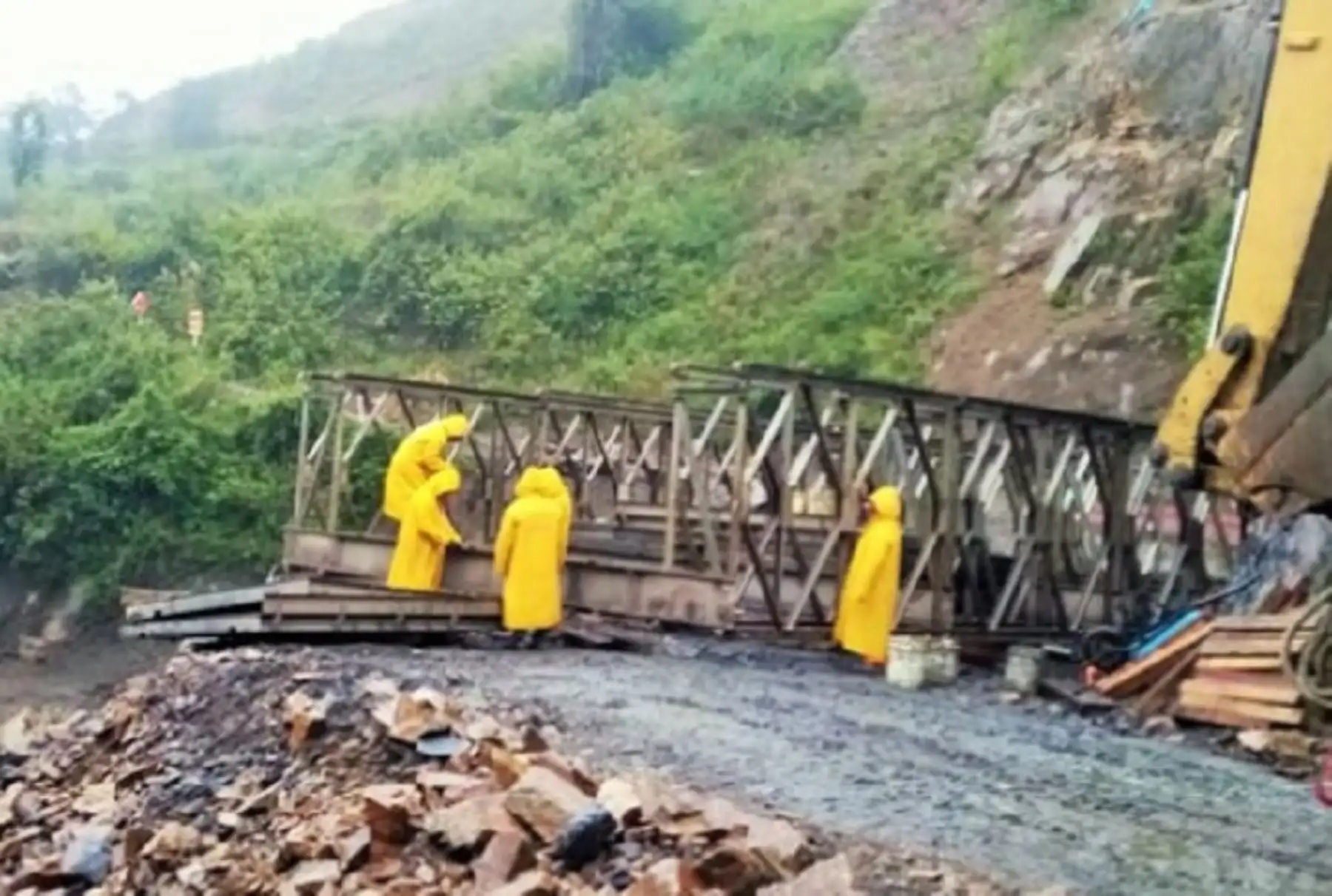 Los pobladores y ganaderos del distrito de Huandoval, en la provincia de Pallasca, región Áncash, tendrán a su disposición un puente modular, el cual es instalado por el Ministerio de Transportes y Comunicaciones, a través de su unidad ejecutora Provías Nacional.