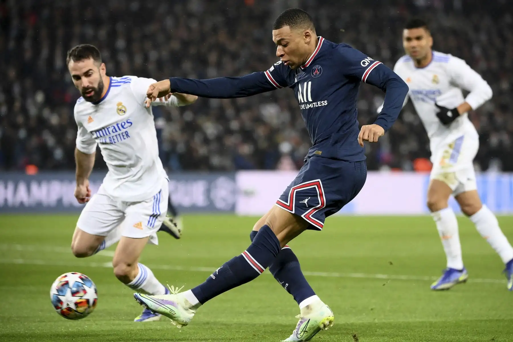 El delantero francés del Paris Saint-Germain, Kylian Mbappe (R), dispara el balón durante el partido de ida de los octavos de final de la Liga de Campeones de la UEFA entre el Paris Saint-Germain (PSG) y el Real Madrid en el estadio Parc des Princes de París el 15 de febrero de 2022. Foto: AFP