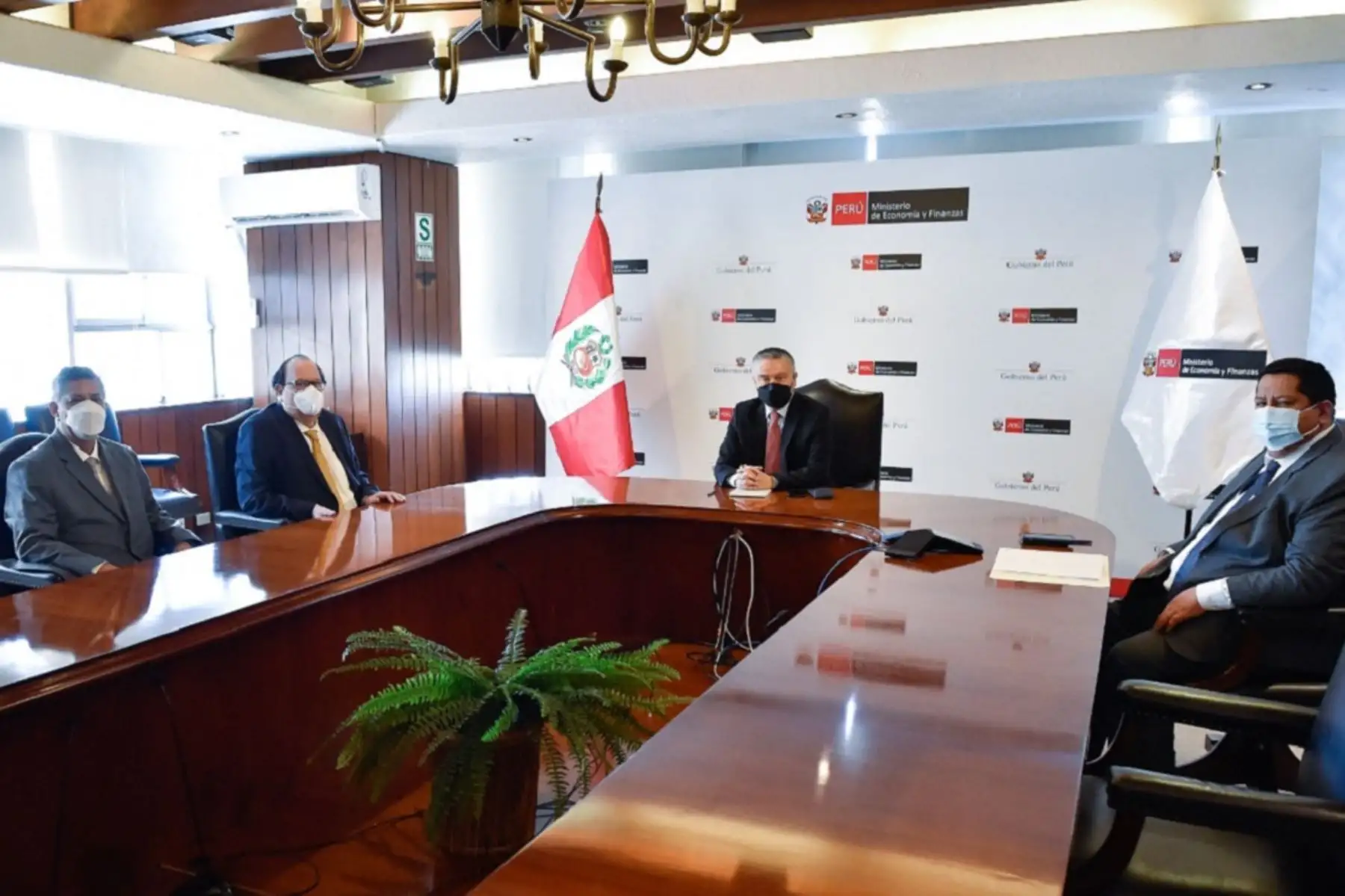 Reunión del ministro de Economía y Finanzas, Oscar Graham y el presidente del Banco Central de Reserva (BCR), Julio Velarde, en la sede del MEF. Foto: Cortesía.