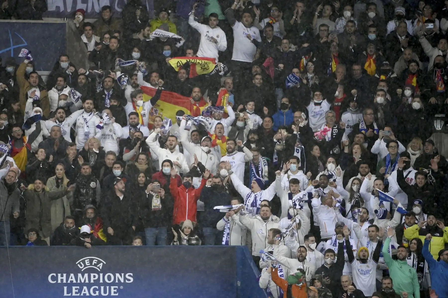Los seguidores de Madrid asisten al partido de ida de los octavos de final de la Liga de Campeones de la UEFA entre el Paris Saint-Germain (PSG) y el Real Madrid en el estadio Parc des Princes de París el 15 de febrero de 2022. Foto: AFP