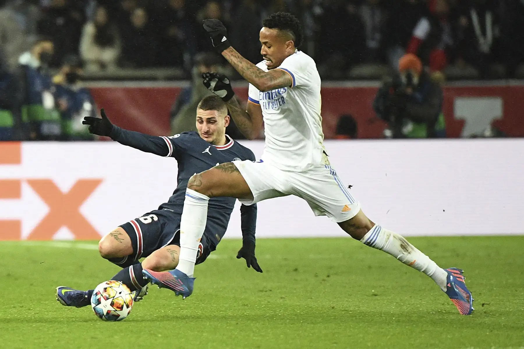 El defensor brasileño del Real Madrid Eder Militao (R) y el centrocampista italiano del Paris Saint-Germain Marco Verratti (L) luchan por el balón durante el partido de ida de octavos de final de la Liga de Campeones de la UEFA entre el Paris Saint-Germain (PSG) y el Real Madrid en el Estadio Parc des Princes en París el 15 de febrero de 2022. Foto: AFP