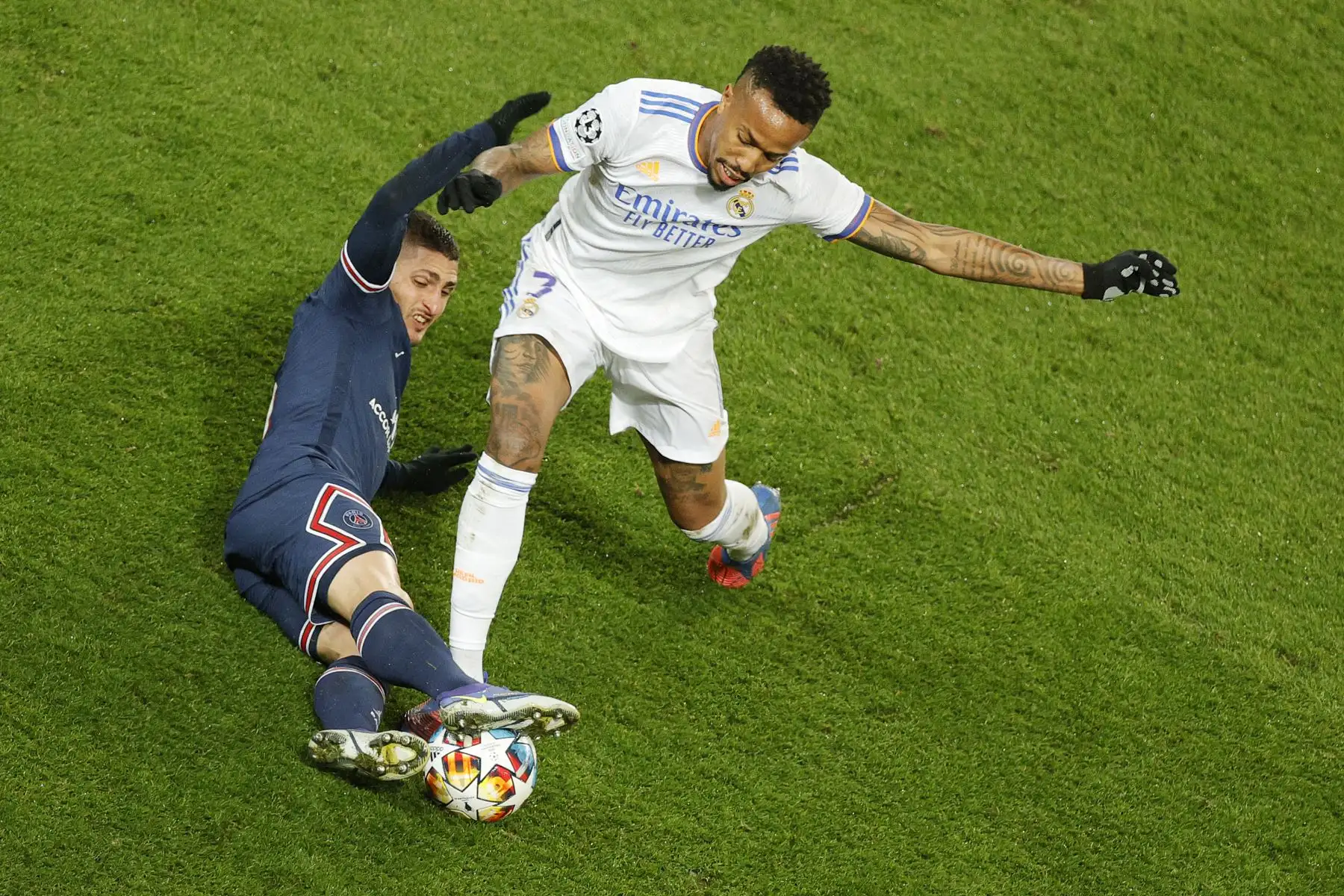 El mediocampista italiano del Paris Saint-Germain, Marco Verratti, lucha por el balón con el defensa brasileño del Real Madrid, Eder Militao (der.), durante el partido de ida de octavos de final de la UEFA Champions League entre el Paris Saint-Germain (PSG) y el Real Madrid en el Parque de los Príncipes. estadio de París el 15 de febrero de 2022. Foto: AFP