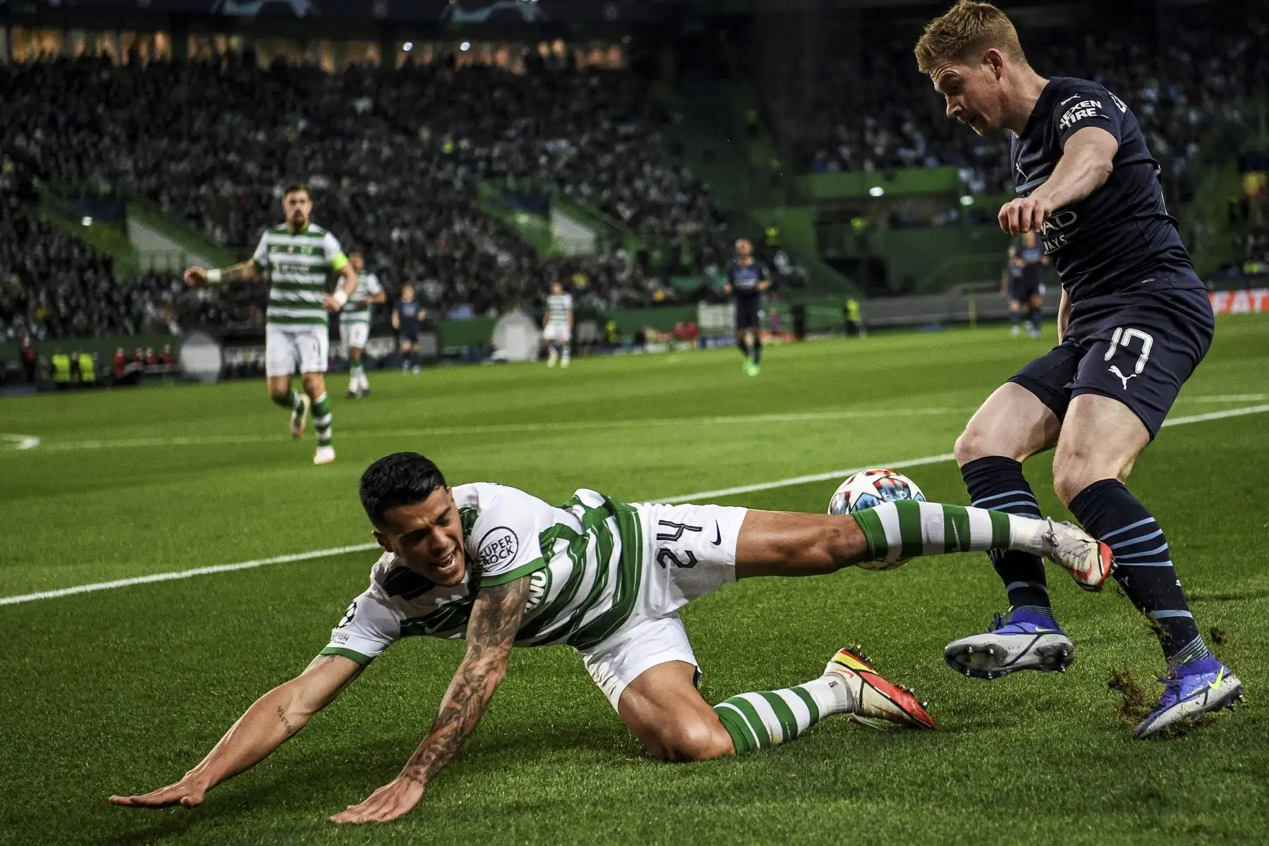 El defensa español del Sporting de Lisboa, Pedro Porro (izq.), lucha por el balón con el centrocampista belga del Manchester City, Kevin De Bruyne, durante el partido de ida de octavos de final de la Liga de Campeones de la UEFA entre el Sporting CP y el Manchester City en el estadio José Alvalade de Lisboa el 15 de febrero de 2019. 2022. Foto: AFP
