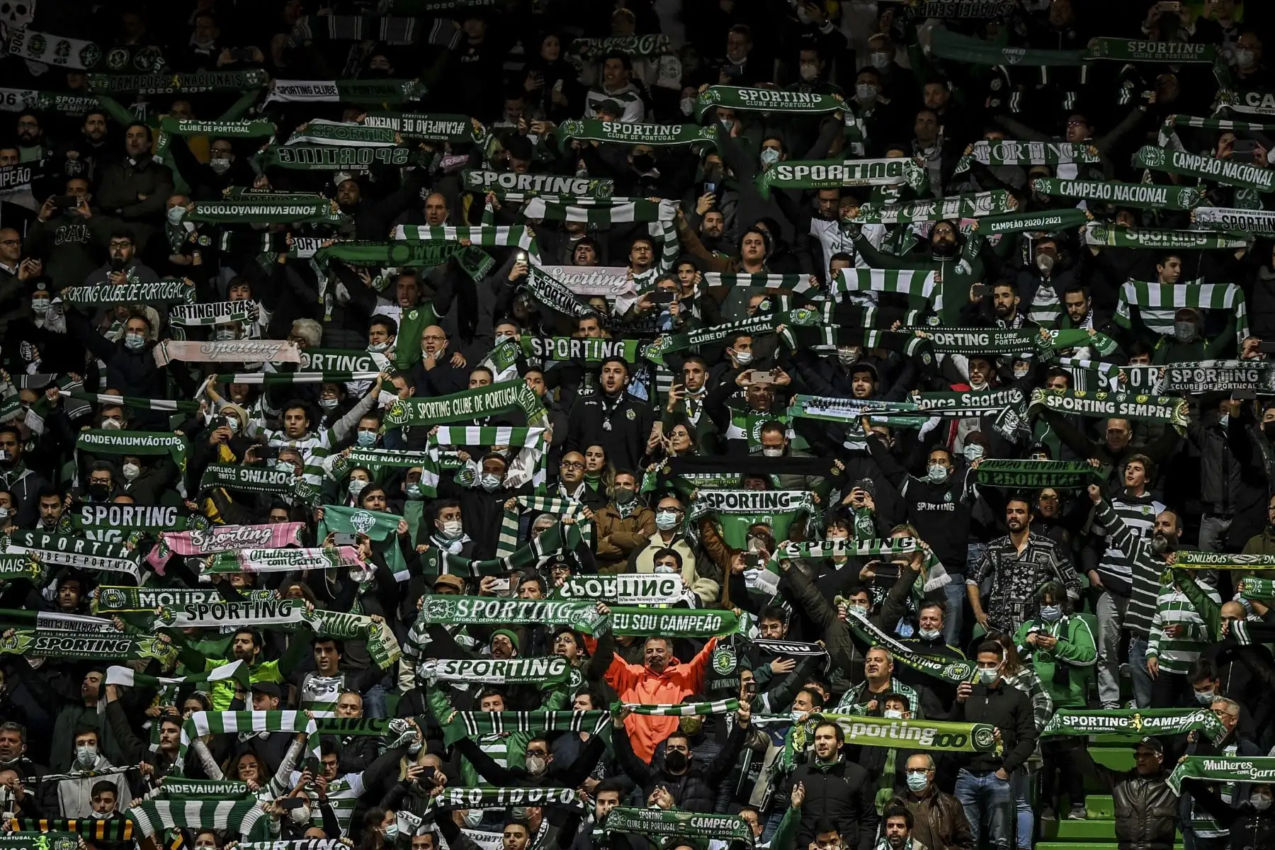 Los seguidores del Sporting animan durante el partido de ida de los octavos de final de la Liga de Campeones de la UEFA entre el Sporting CP y el Manchester City en el estadio José Alvalade de Lisboa el 15 de febrero de 2022. Foto: AFP