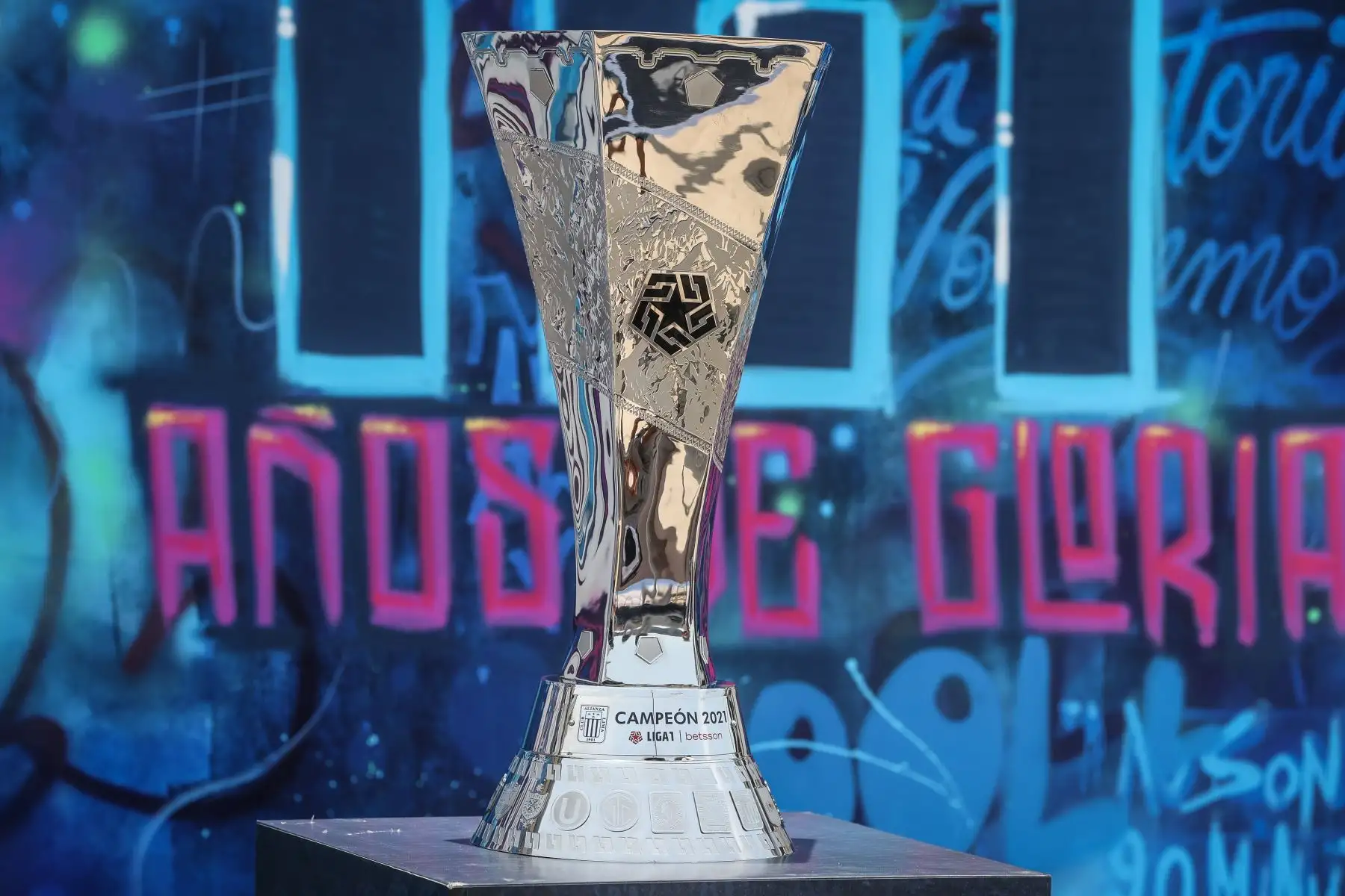 Alianza Lima cumple hoy 121 años y lo celebra a lo grande. En el Estadio de Matute de exhibe las 2 copas del club obtenidas este año 2021, una por el campeonato masculino y otra por el campeonato femenino. Foto: ANDINA/Andrés Valle