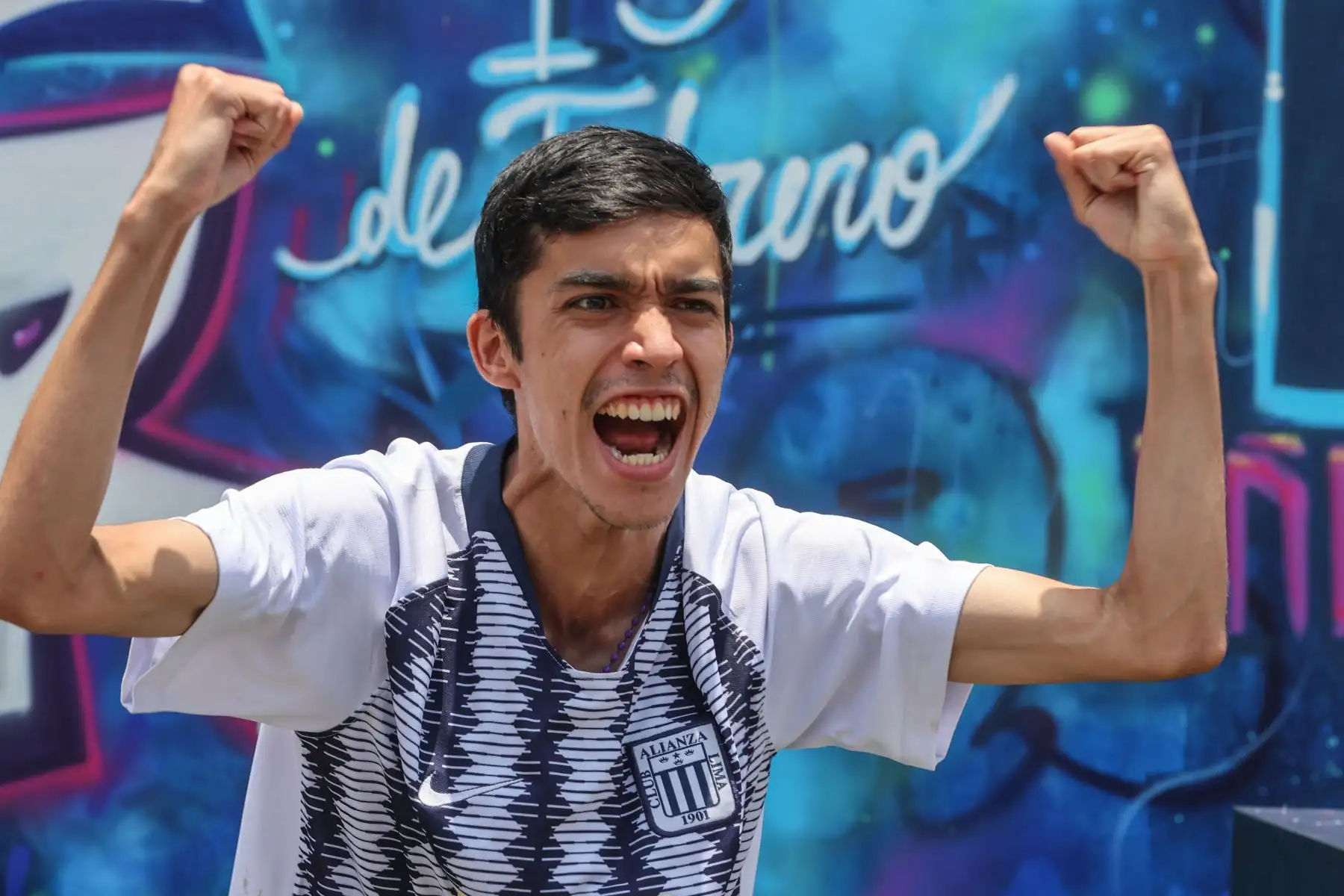 Alianza Lima cumple hoy 121 años y lo celebra a lo grande con su afición, que espera con ansias la obtención del bicampeonato y el título número 25 de su historia. El club preparó una serie de actividades en las que invitó a sus hinchas para que puedan ser parte de ellas. Foto: ANDINA/Andrés Valle