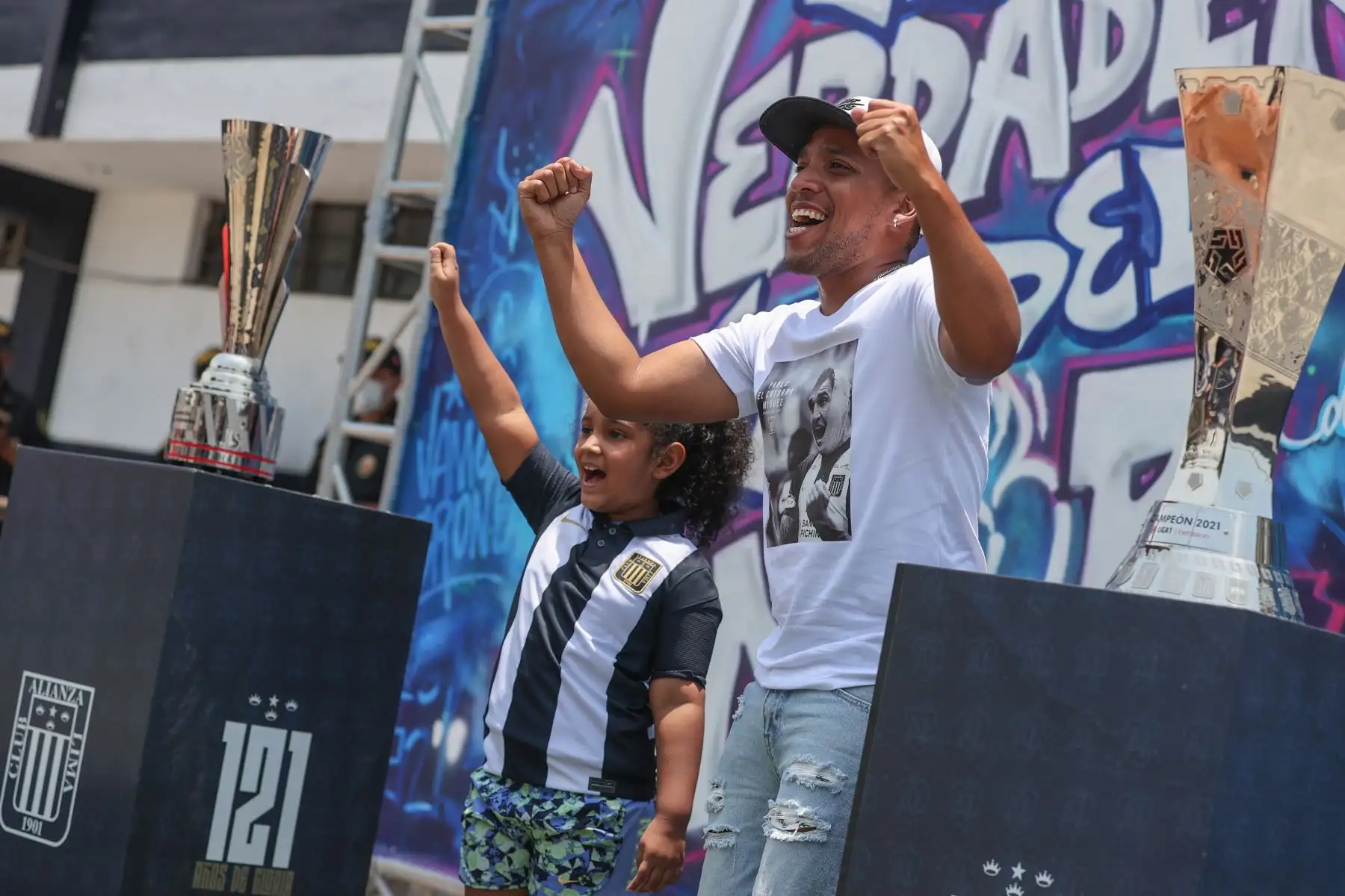 El evento organizado por Alianza Lima se inició al rededor del medio día y los hinchas hicieron largas colas para poder entrar de  manera peatonal a la explanada del estadio Matute y así poder tomarse fotos con las 2 copas del club obtenidas este año 2021, una por el campeonato masculino y otra por el campeonato femenino. Foto: ANDINA/Andrés Valle