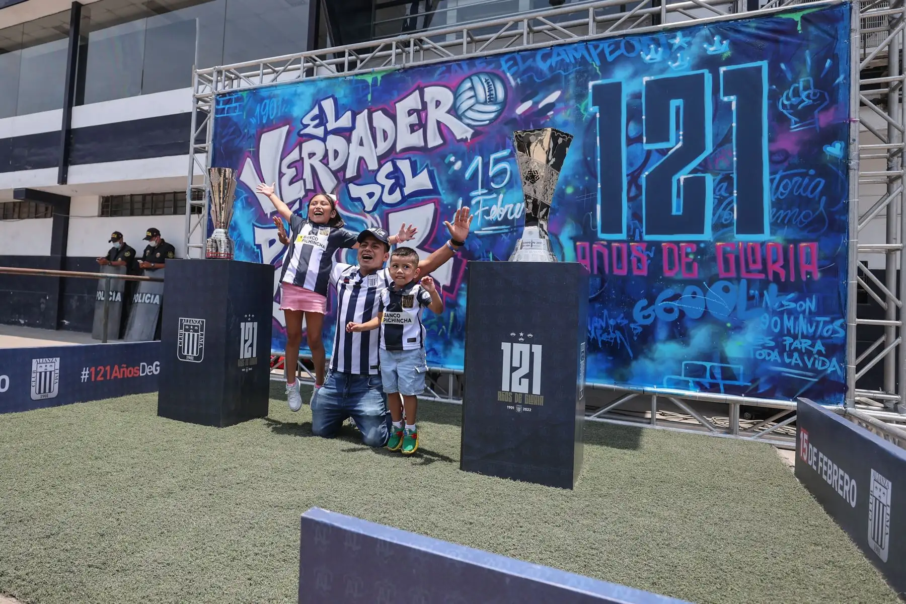 El evento organizado por Alianza Lima se inició al rededor del medio día y los hinchas hicieron largas colas para poder entrar de  manera peatonal a la explanada del estadio Matute y así poder tomarse fotos con las 2 copas del club obtenidas este año 2021, una por el campeonato masculino y otra por el campeonato femenino. Foto: ANDINA/Andrés Valle
