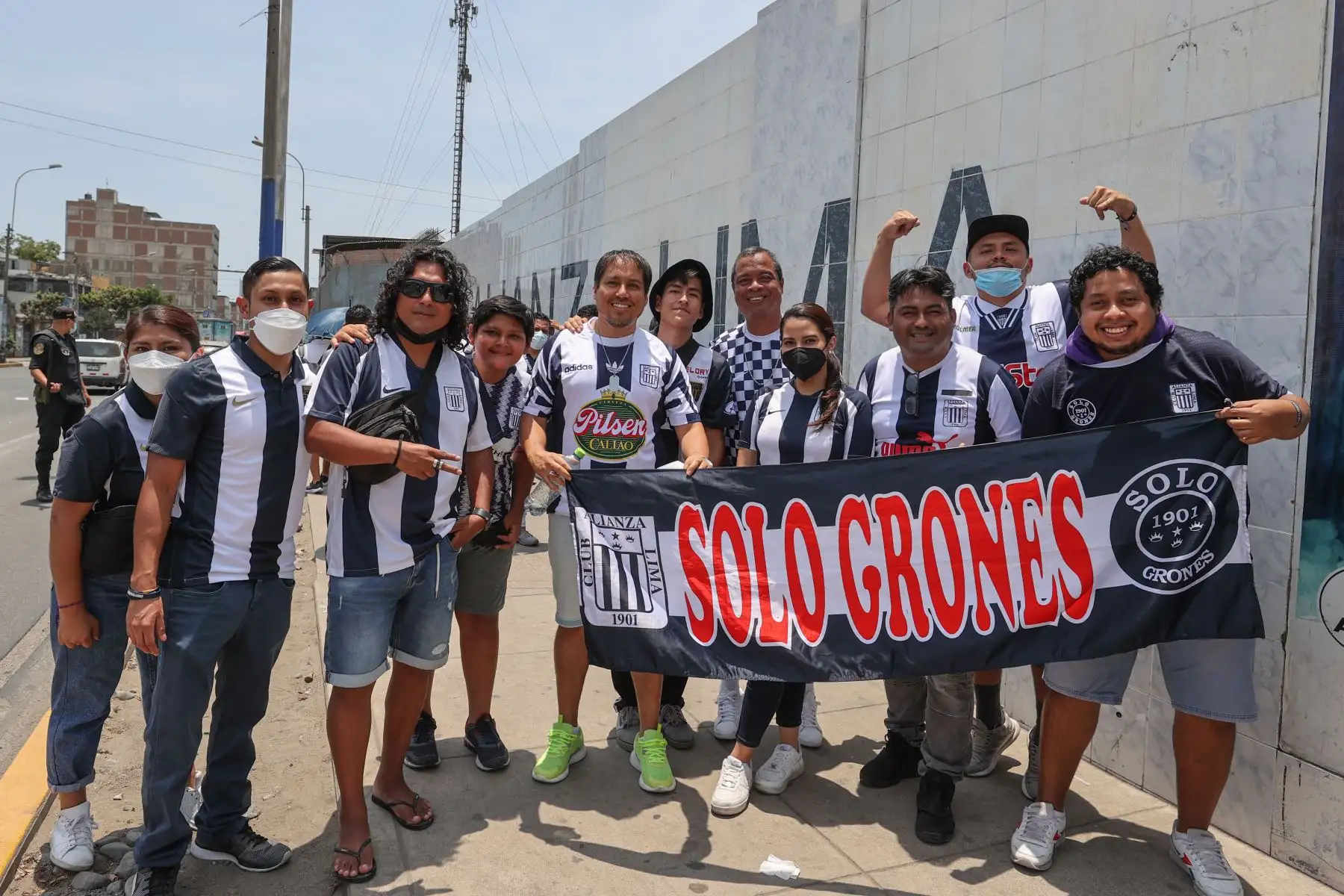 Alianza Lima cumple hoy 121 años y lo celebra a lo grande con su afición, que espera con ansias la obtención del bicampeonato. Alianza Lima es el vigente campeón del fútbol peruano, al día de hoy, el equipo victoriano suma veinticuatro títulos nacionales, juega de local en el estadio Alejandro Villanueva (Matute). Foto: ANDINA/Andrés Valle