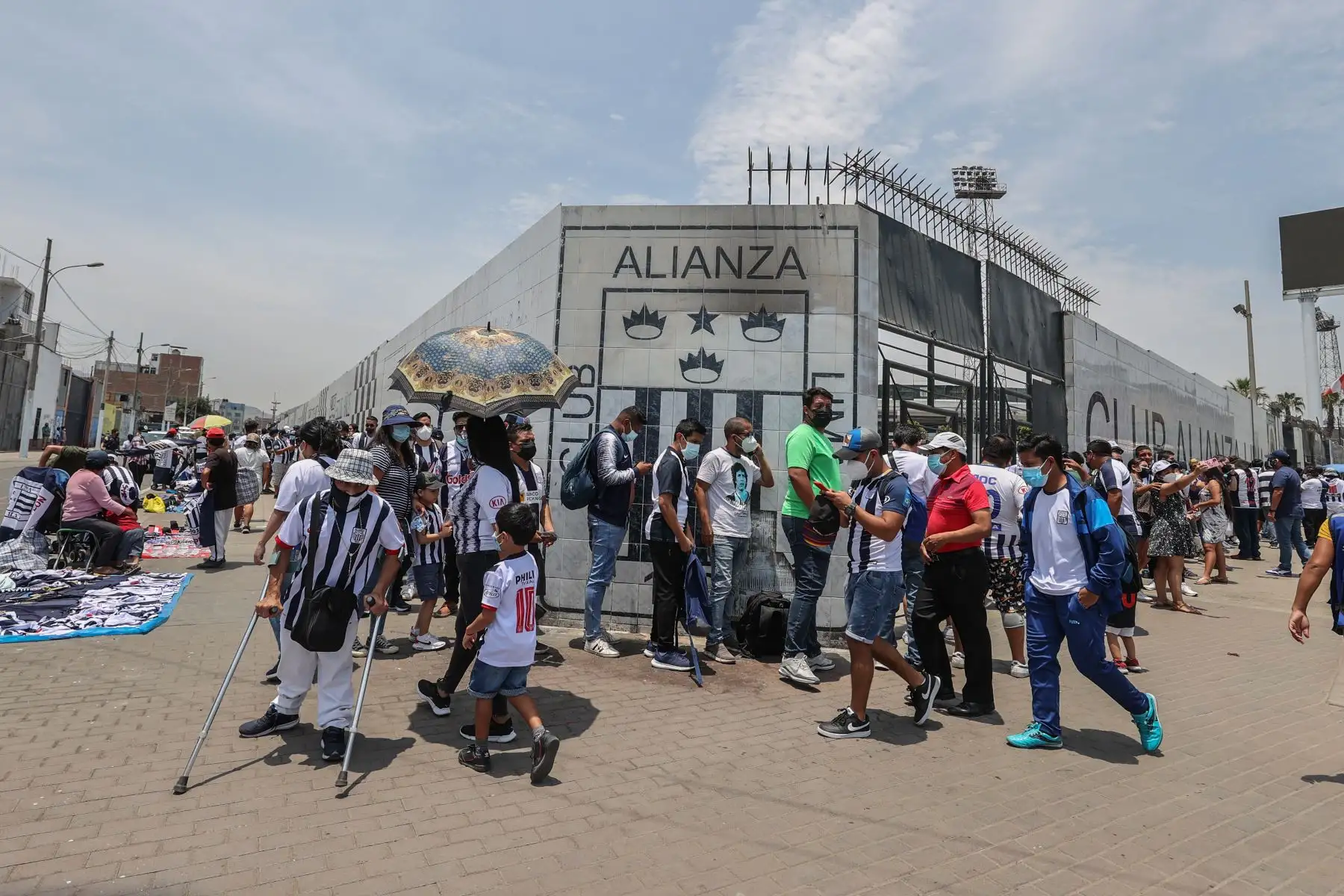 El evento organizado por Alianza Lima se inició al rededor del medio día y los hinchas hicieron largas colas para poder entrar de  manera peatonal a la explanada del estadio Matute y así poder tomarse fotos con las 2 copas del club obtenidas este año 2021, una por el campeonato masculino y otra por el campeonato femenino. Foto: ANDINA/Andrés Valle