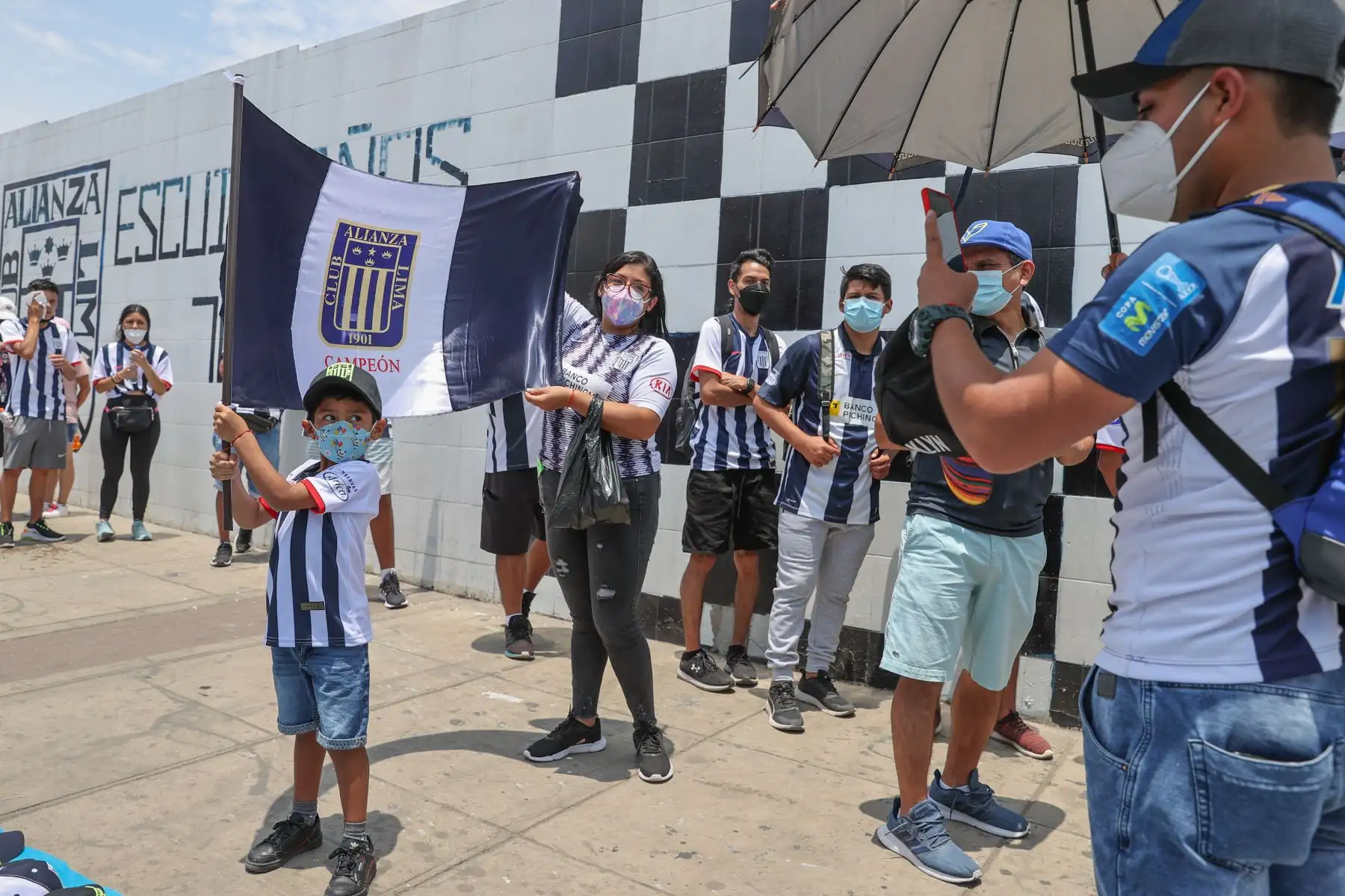 El evento organizado por Alianza Lima se inició al rededor del medio día y los hinchas hicieron largas colas para poder entrar de  manera peatonal a la explanada del estadio Matute y así poder tomarse fotos con las 2 copas del club obtenidas este año 2021, una por el campeonato masculino y otra por el campeonato femenino. Foto: ANDINA/Andrés Valle