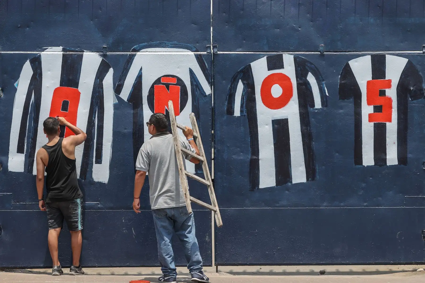 Alianza Lima cumple hoy 121 años y lo celebra a lo grande con su afición, que espera con ansias la obtención del bicampeonato y el título número 25 de su historia. El club preparó una serie de actividades en las que invitó a sus hinchas para que puedan ser parte de ellas. Foto: ANDINA/Andrés Valle