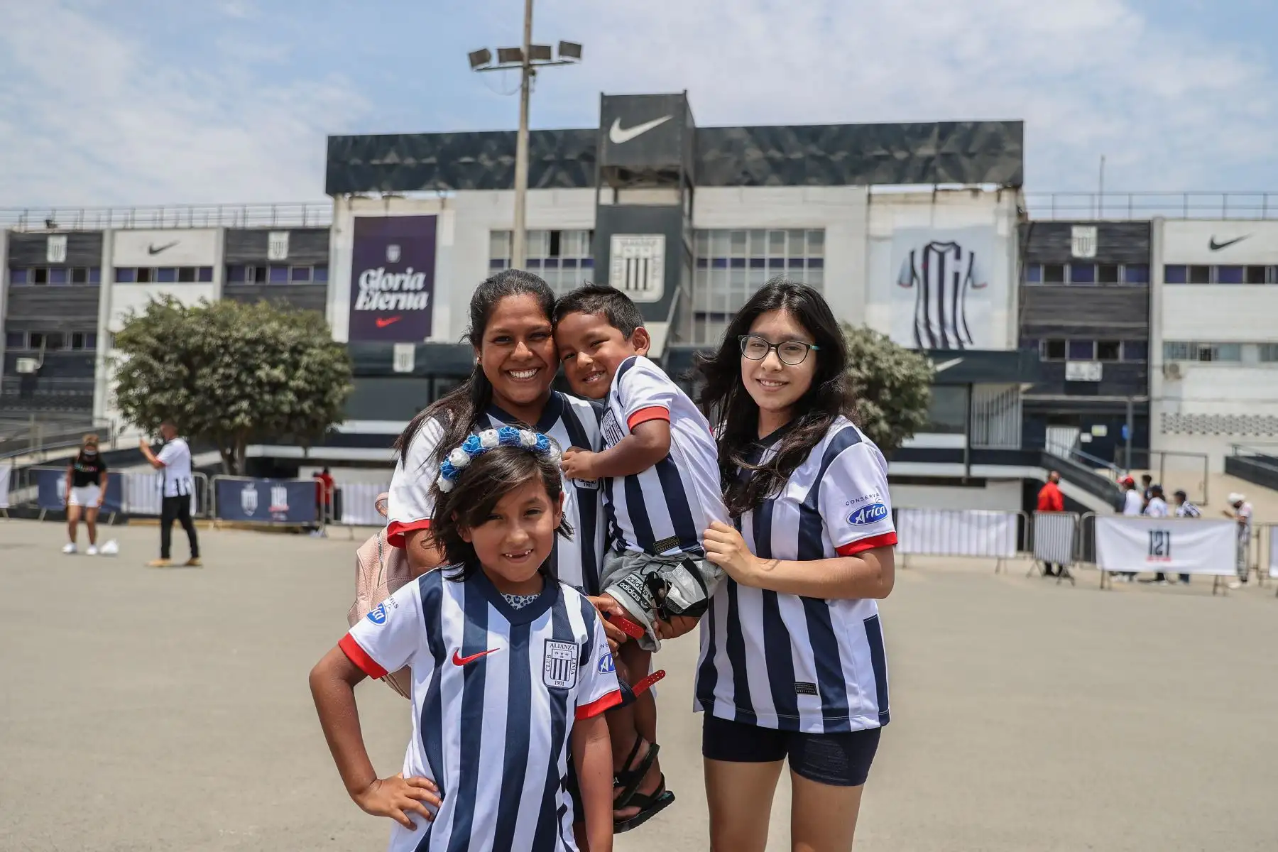 Alianza Lima cumple hoy 121 años y lo celebra a lo grande con su afición, que espera con ansias la obtención del bicampeonato y el título número 25 de su historia. El club preparó una serie de actividades en las que invitó a sus hinchas para que puedan ser parte de ellas. Foto: ANDINA/Andrés Valle