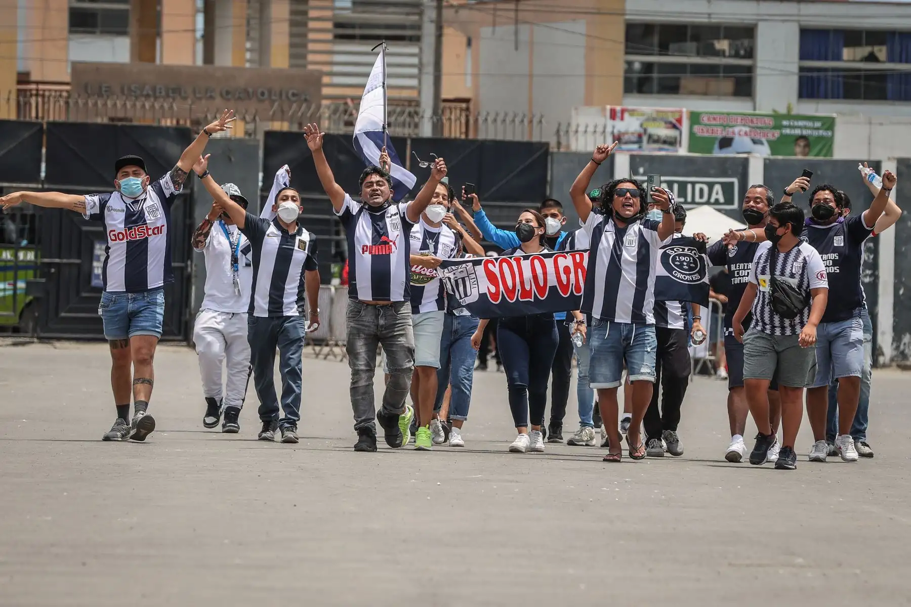 Alianza Lima cumple hoy 121 años y lo celebra a lo grande con su afición, que espera con ansias la obtención del bicampeonato y el título número 25 de su historia. El club preparó una serie de actividades en las que invitó a sus hinchas para que puedan ser parte de ellas. Foto: ANDINA/Andrés Valle