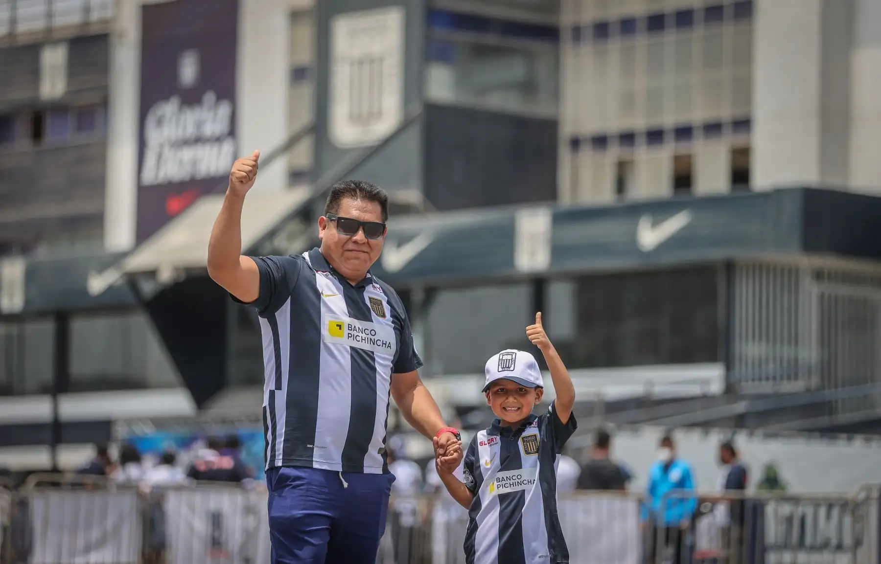 Alianza Lima cumple hoy 121 años y lo celebra a lo grande con su afición, que espera con ansias la obtención del bicampeonato y el título número 25 de su historia. El club preparó una serie de actividades en las que invitó a sus hinchas para que puedan ser parte de ellas. Foto: ANDINA/Andrés Valle