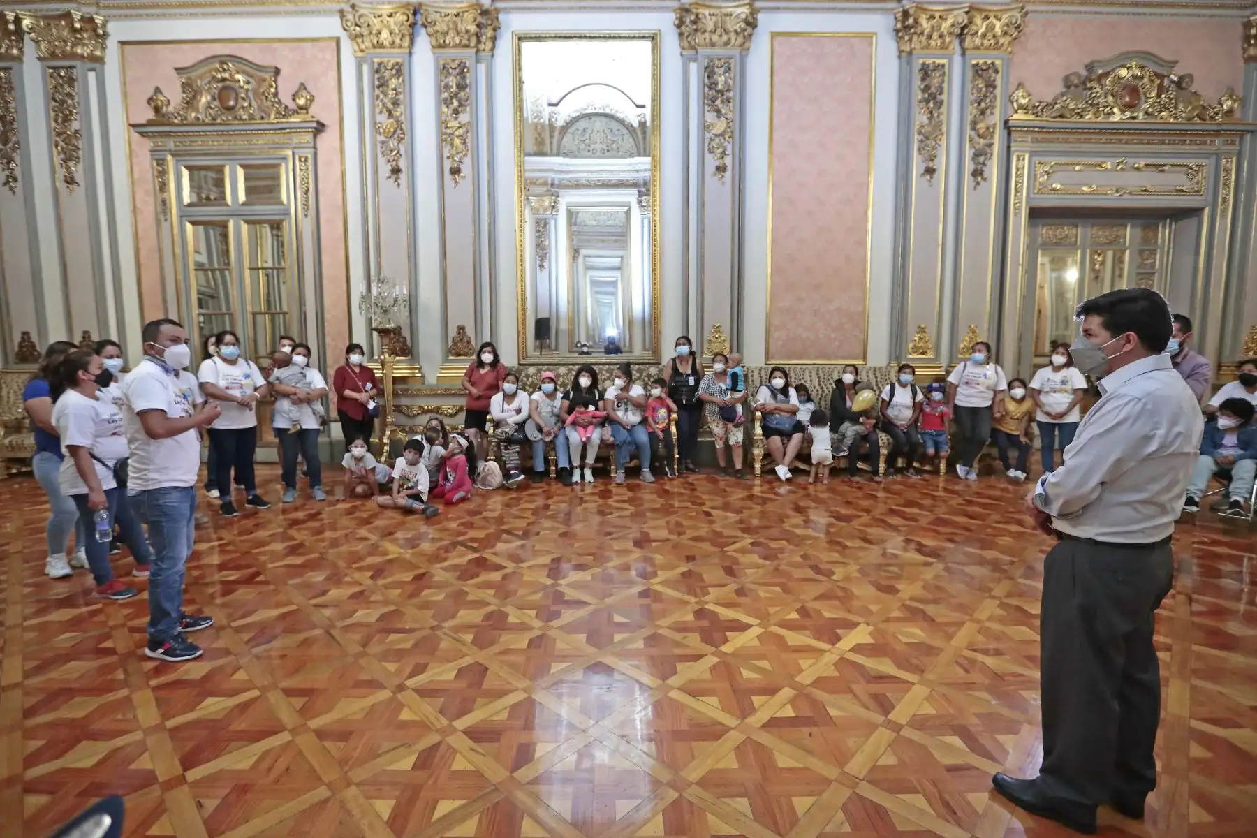 Presidente Pedro Castillo sostuvo reunión con familiares del colectivo Ley Cáncer Infantil, y compartió algunos momentos con los menores de edad en Palacio de Gobierno, al conmemorarse el Día Internacional del Cáncer Infantil. Foto: ANDINA/Presidencia Perú