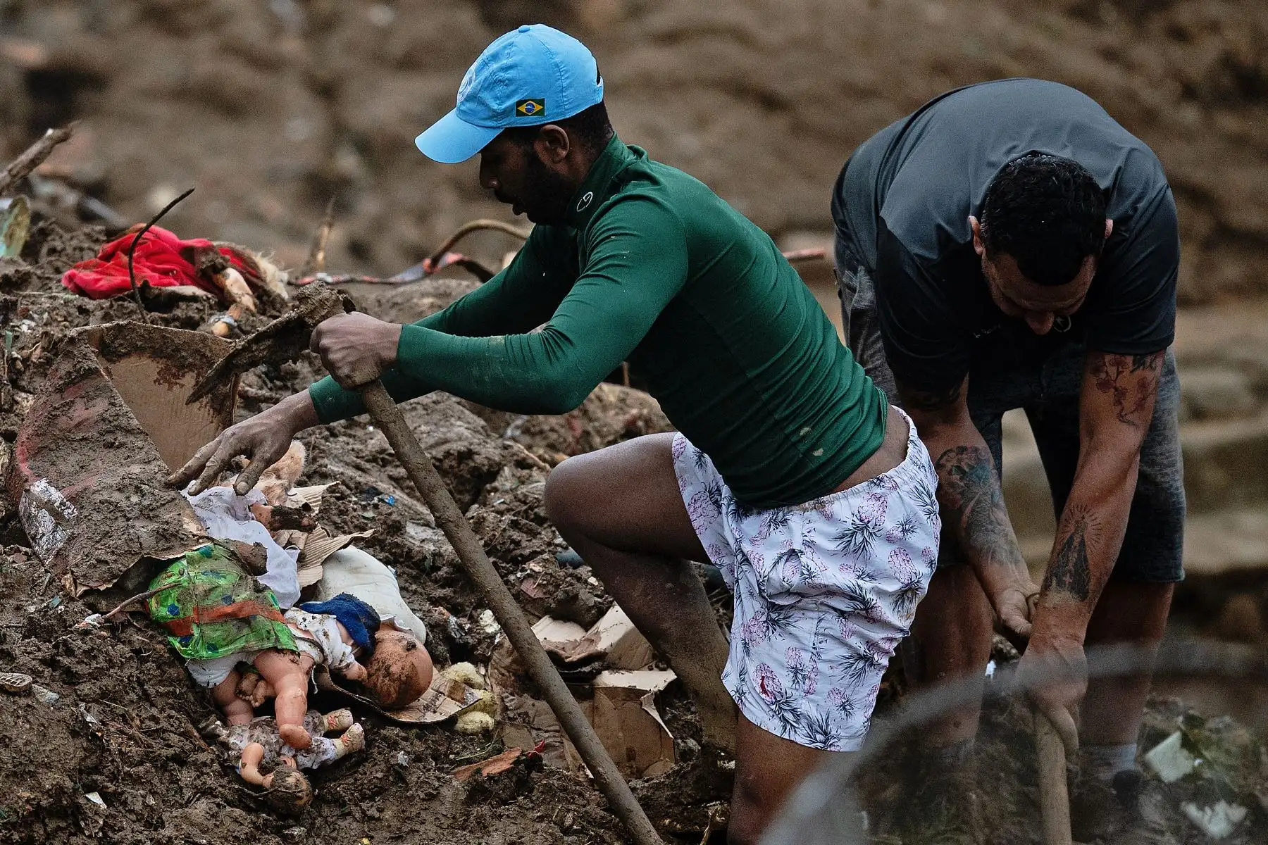 Pobladores buscan sobrevivientes después de un deslizamiento de tierra en Petrópolis, Brasil. Foto: AFP