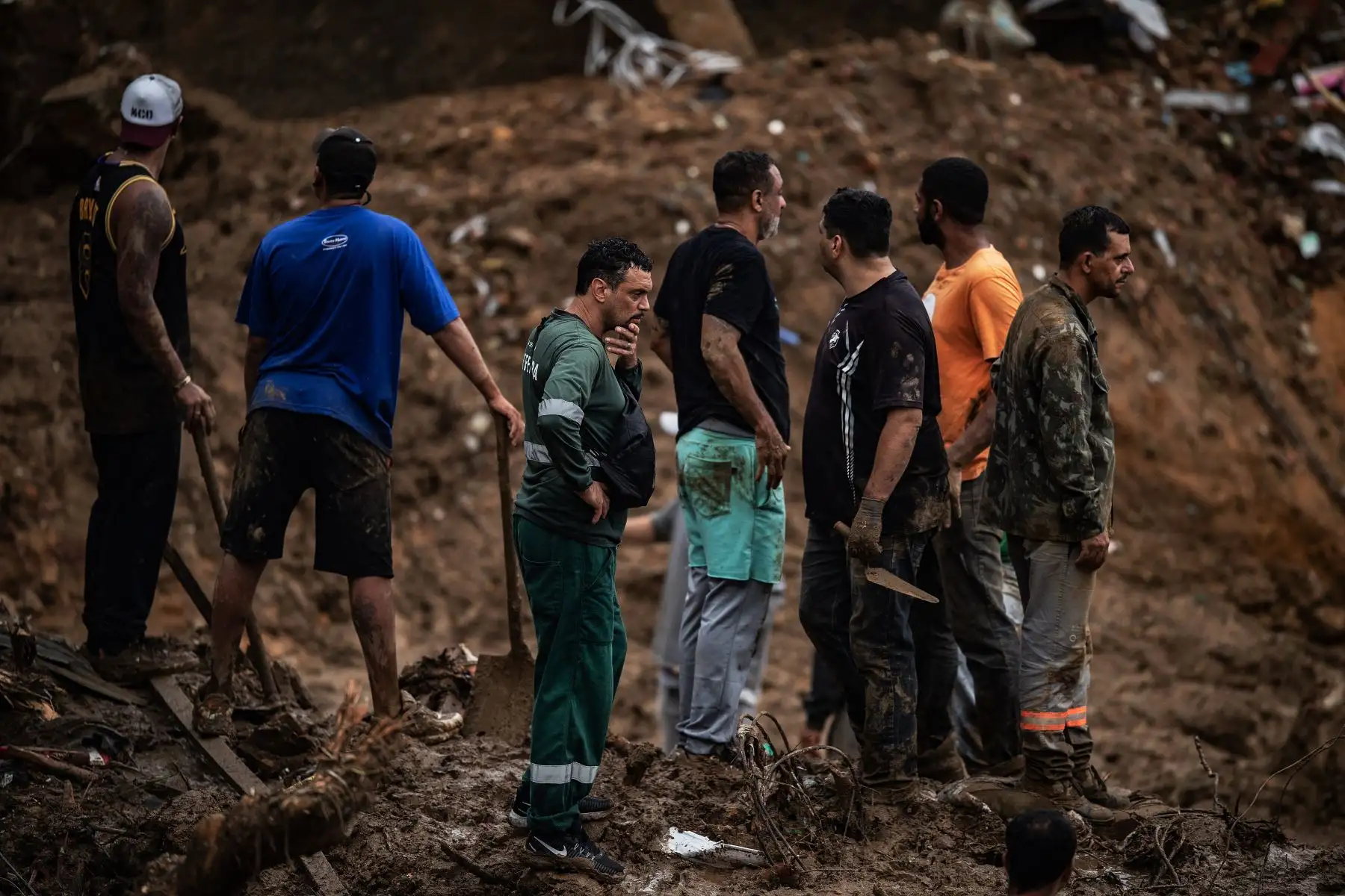 Pobladores buscan sobrevivientes después de un deslizamiento de tierra en Petrópolis, Brasil. Foto: AFP