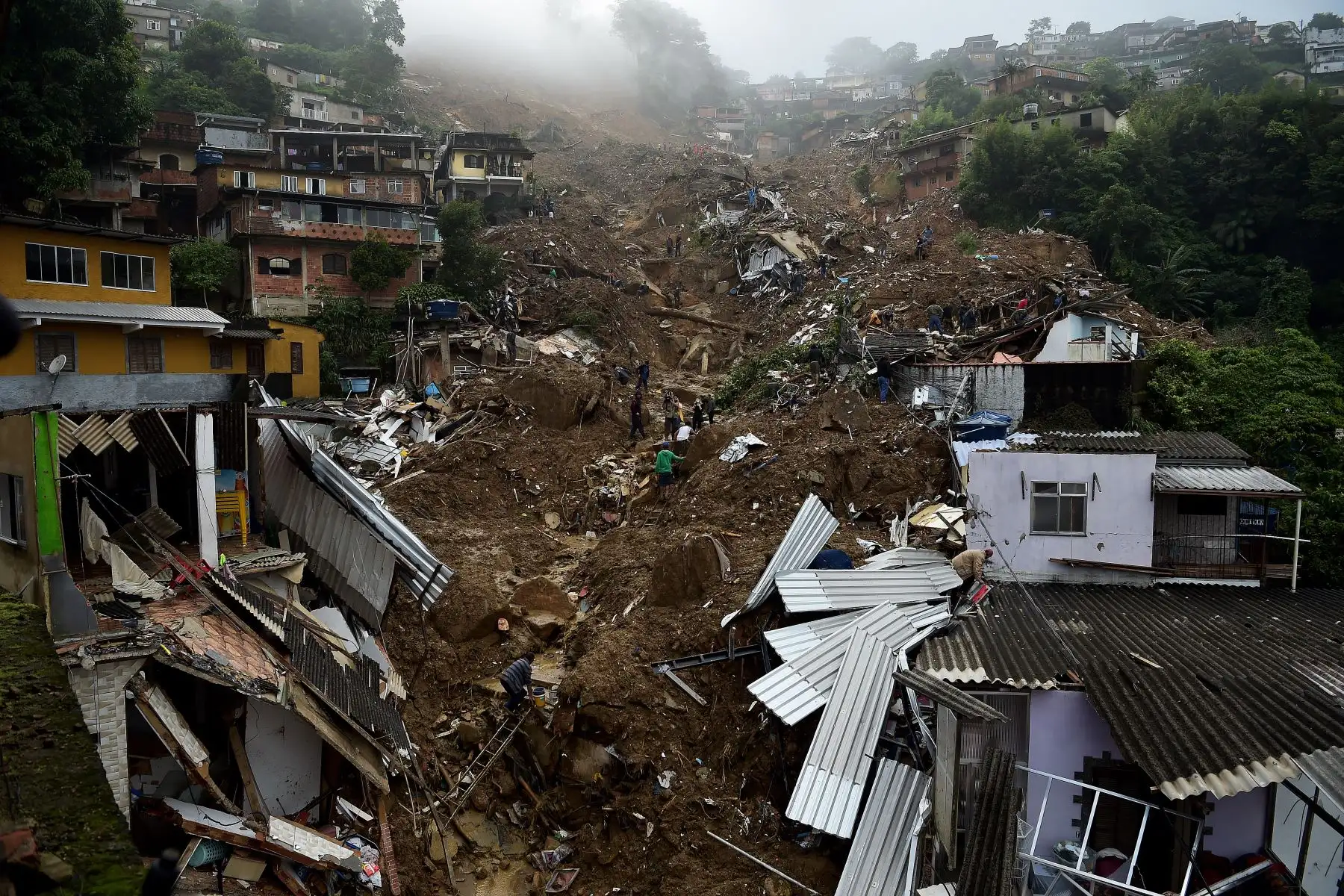 Las inundaciones a gran escala destruyeron cientos de propiedades y se cobraron al menos 38 vidas en Petrópolis, Brasil. Foto: AFP