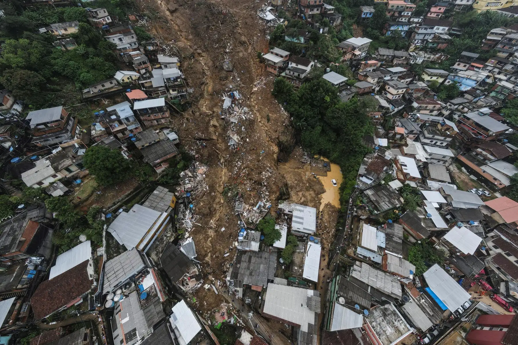 Al menos 38 personas han muerto en las últimas horas por las fuertes lluvias que castigaron con gran rapidez a la ciudad brasileña de Petrópolis. Foto: EFE