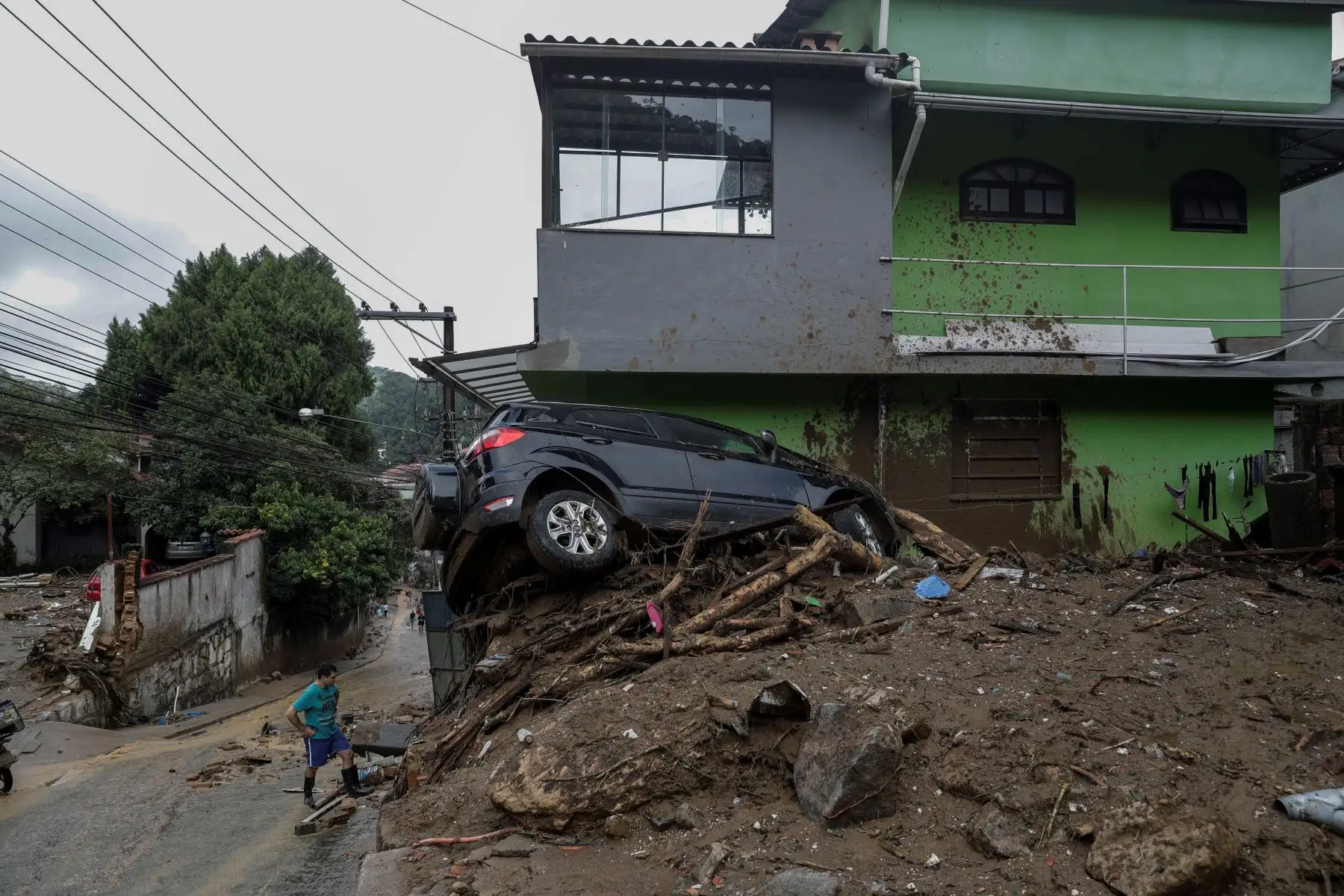Al menos 38 personas han muerto en las últimas horas por las fuertes lluvias que castigaron con gran rapidez a la ciudad brasileña de Petrópolis. Foto: EFE