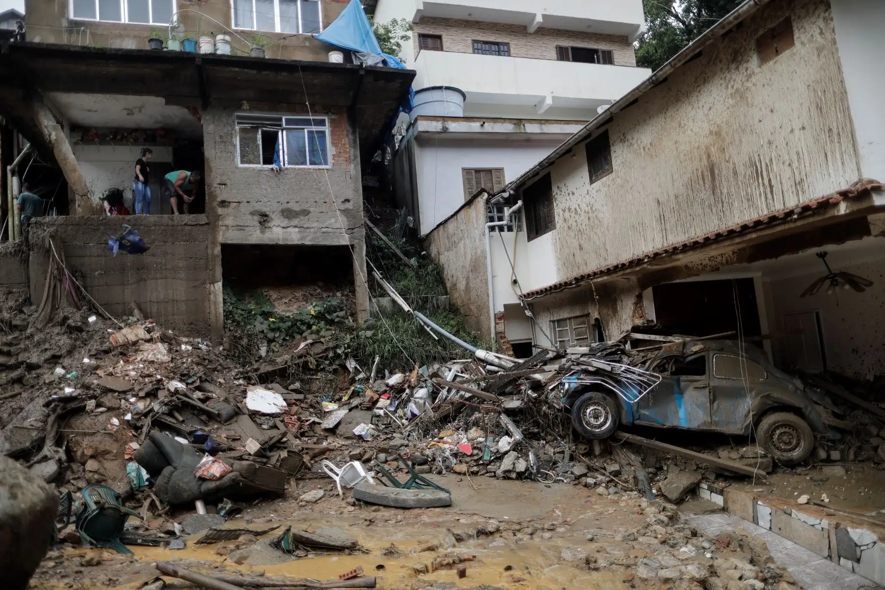 Las inundaciones a gran escala destruyeron cientos de propiedades y se cobraron al menos 38 vidas en Petrópolis, Brasil. Foto: EFE