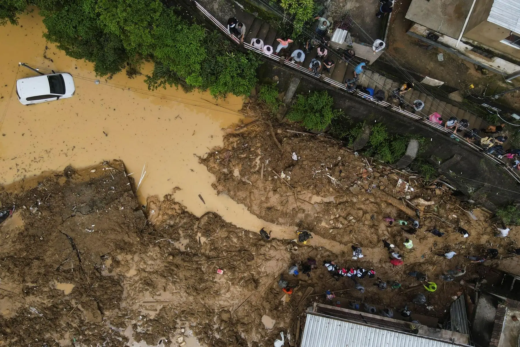Las inundaciones a gran escala destruyeron cientos de propiedades y se cobraron al menos 38 vidas en Petrópolis, Brasil. Foto: EFE