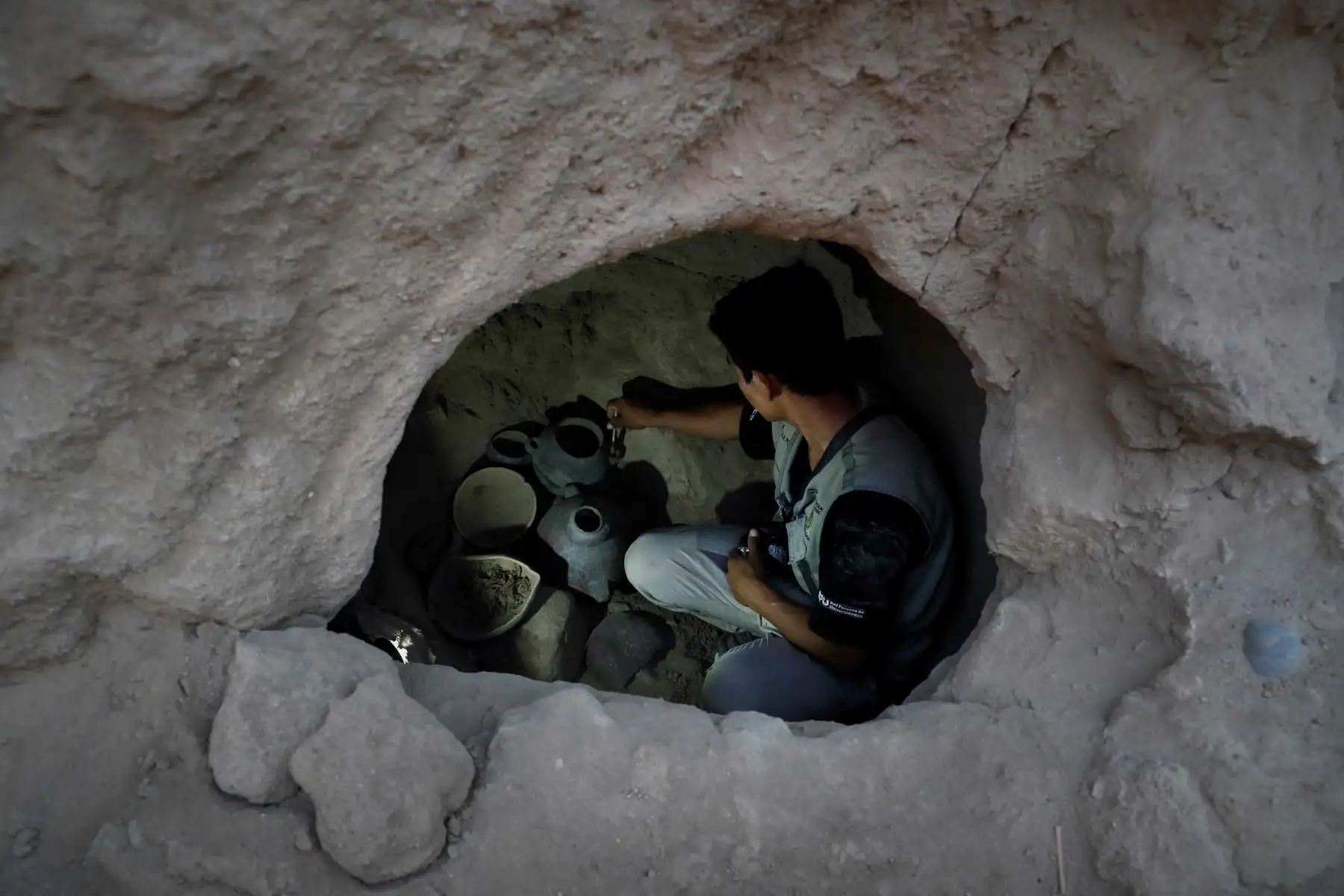 Una persona trabaja en la zona de excavación del complejo arqueológico de Cajamarquilla. El hallazgo de seis niños sepultados entre los años 800 y 1.000, en aparente sacrificio para acompañar a la momia de Cajamarquilla, en la periferia de Lima, ha abierto nuevos interrogantes para los arqueólogos, que sospechan que se trata del sacrificio masivo de niños más antiguo jamás descubierto en Perú. Foto: EFE