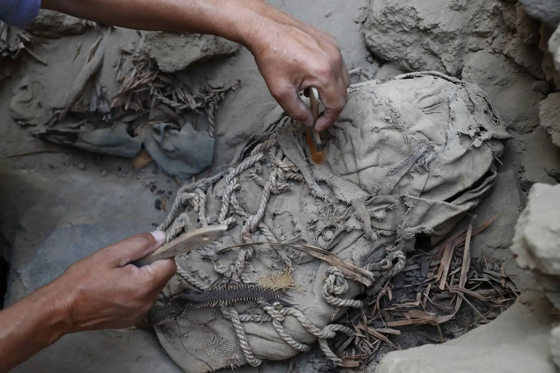 Uno de los fardos de niños hallados en la zona de excavación del complejo arqueológico de Cajamarquilla. Foto: EFE
