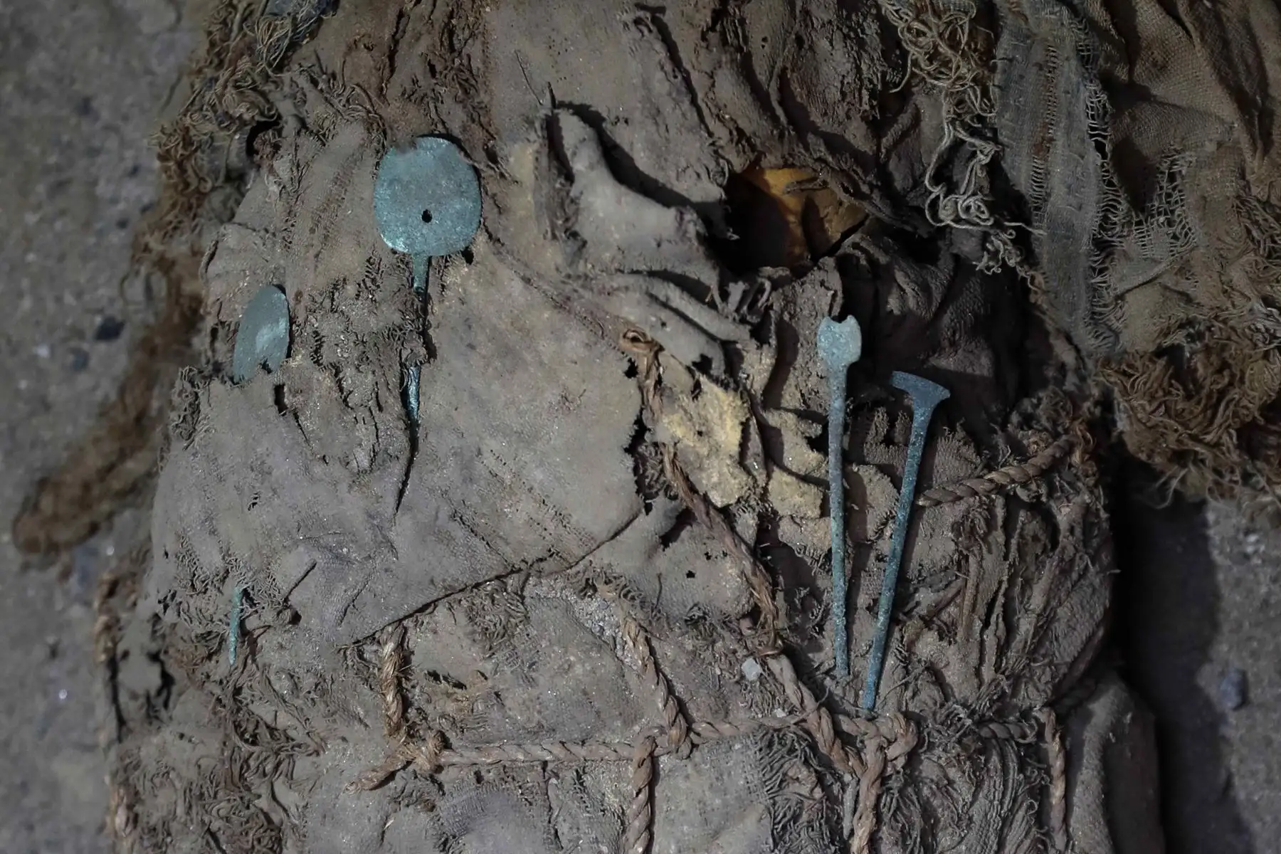Uno de los fardos de niños hallados en la zona de excavación del complejo arqueológico de Cajamarquilla. Foto: EFE