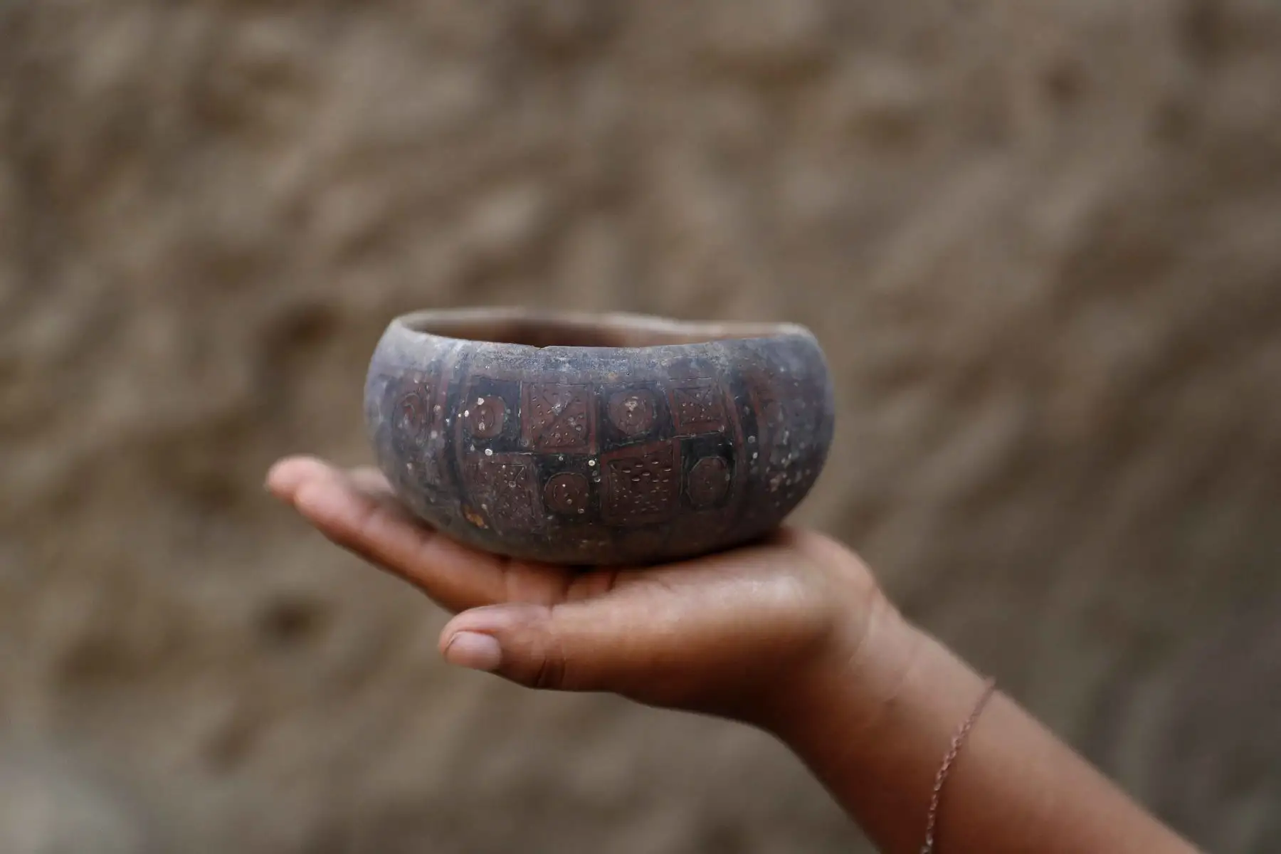Fotografía de un mate hallado junto a uno de los fardos de niños en la zona de excavación del complejo arqueológico de Cajamarquilla. El hallazgo de seis niños sepultados entre los años 800 y 1.000, en aparente sacrificio para acompañar a la momia de Cajamarquilla, en la periferia de Lima, ha abierto nuevos interrogantes para los arqueólogos, que sospechan que se trata del sacrificio masivo de niños más antiguo jamás descubierto en Perú. Foto: EFE