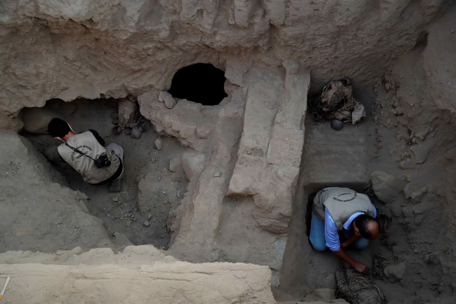 Arqueólogos encontraron cinco sepulcros con los cuerpos de seis niños, envueltos en fardos de algodón.Junto a ellos había vasijas y esqueletos dispersos, en mal estado y con indicios de violencia, que corresponden a siete adultos, al menos tres mujeres, y se identificó también el cuerpo de un séptimo niño, que aún no ha sido excavado.  Foto: EFE