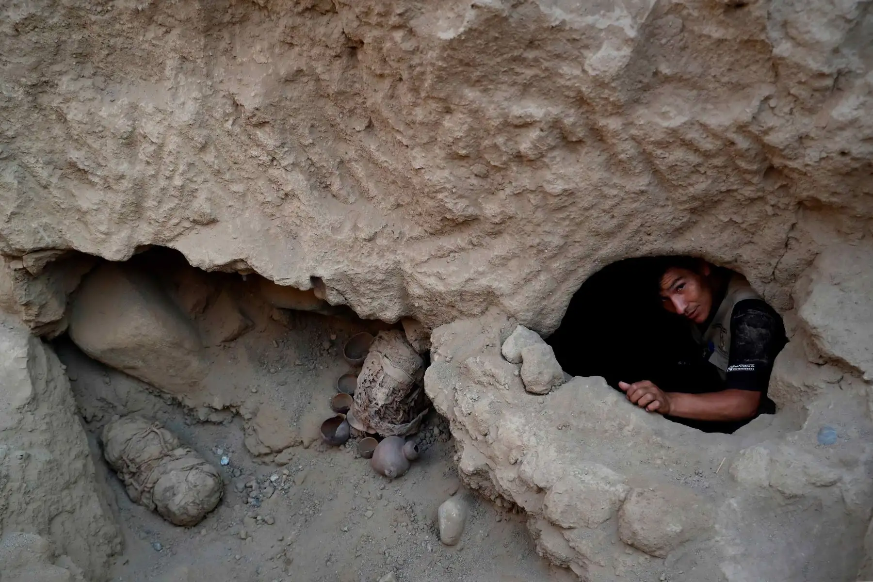 Arqueólogos encontraron cinco sepulcros con los cuerpos de seis niños, envueltos en fardos de algodón.Junto a ellos había vasijas y esqueletos dispersos, en mal estado y con indicios de violencia, que corresponden a siete adultos, al menos tres mujeres, y se identificó también el cuerpo de un séptimo niño, que aún no ha sido excavado.  Foto: EFE
