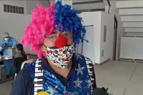 Se trata de Alaín Madueño Vásquez, ex decano del Colegio de Psicólogos de Cusco, quien se puso una peluca, nariz de clown y ropa colorida con tirantes, para dirigirse al estadio Inca Garcilaso de La Vega con su pequeña de solo seis años.