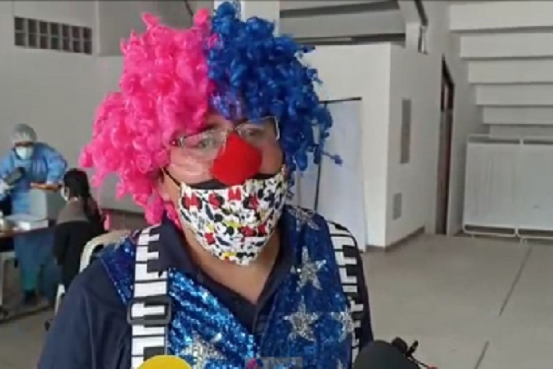 Se trata de Alaín Madueño Vásquez, ex decano del Colegio de Psicólogos de Cusco, quien se puso una peluca, nariz de clown y ropa colorida con tirantes, para dirigirse al estadio Inca Garcilaso de La Vega con su pequeña de solo seis años.