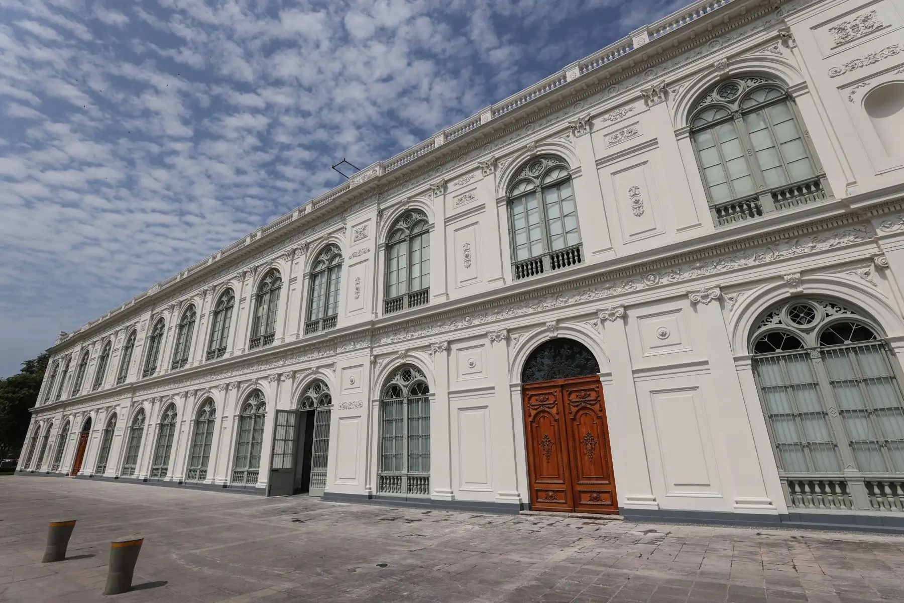 Las autoridades presentes y los invitados al evento pudieron hacer un recorrido por los exteriores del Museo de Arte de Lima, guiados por el arquitecto encargado del proyecto para poder apreciar los trabajos de restauración realizados. Foto: ANDINA/Andrés Valle