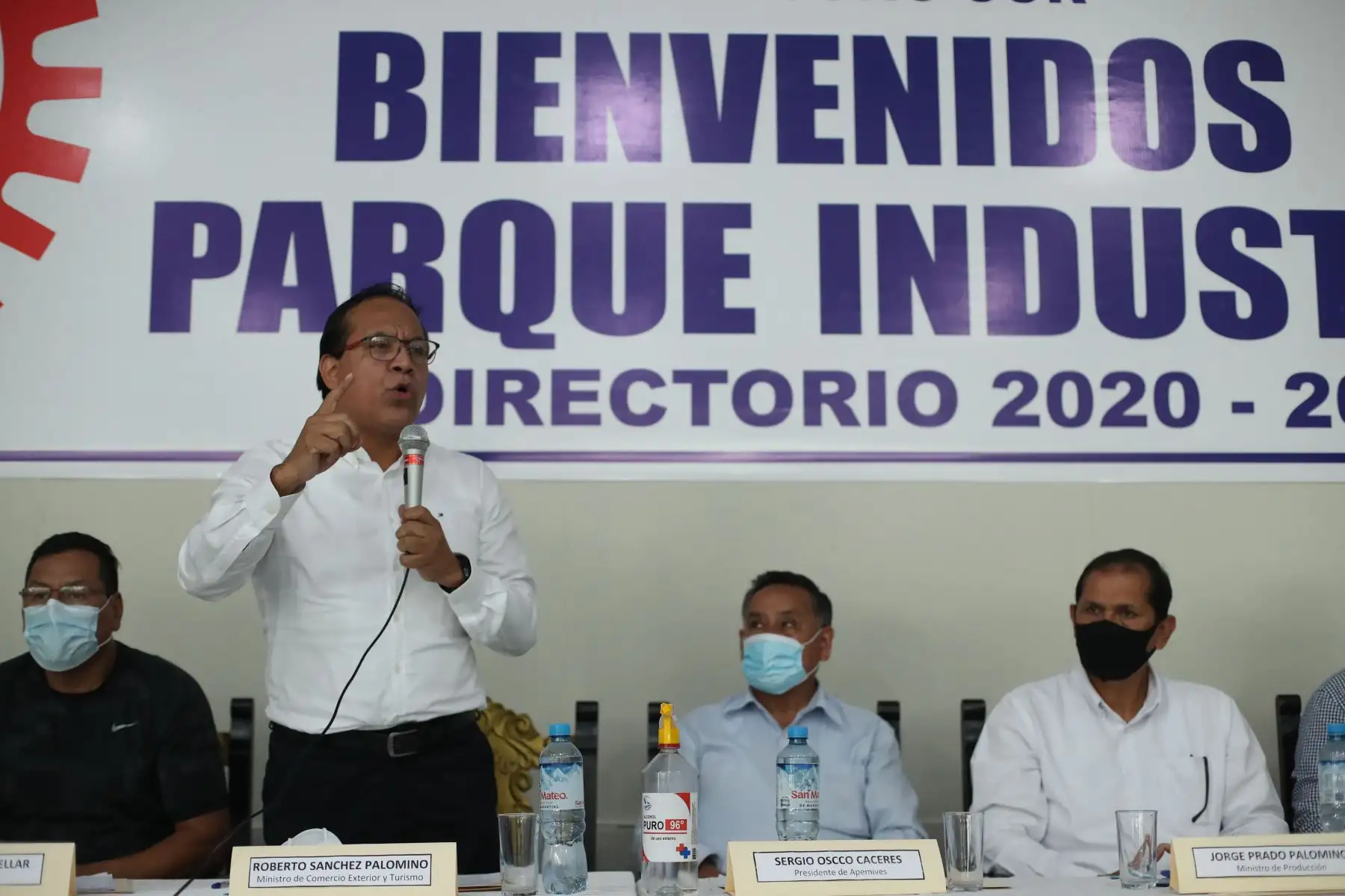 Los ministros de Comercio Exterior y de la Producción se reunieron con representantes de gremios de micro y pequeñas empresas del Parque Industrial de Villa El Salvador.
Foto: ANDINA/Carla Patiño Ramírez