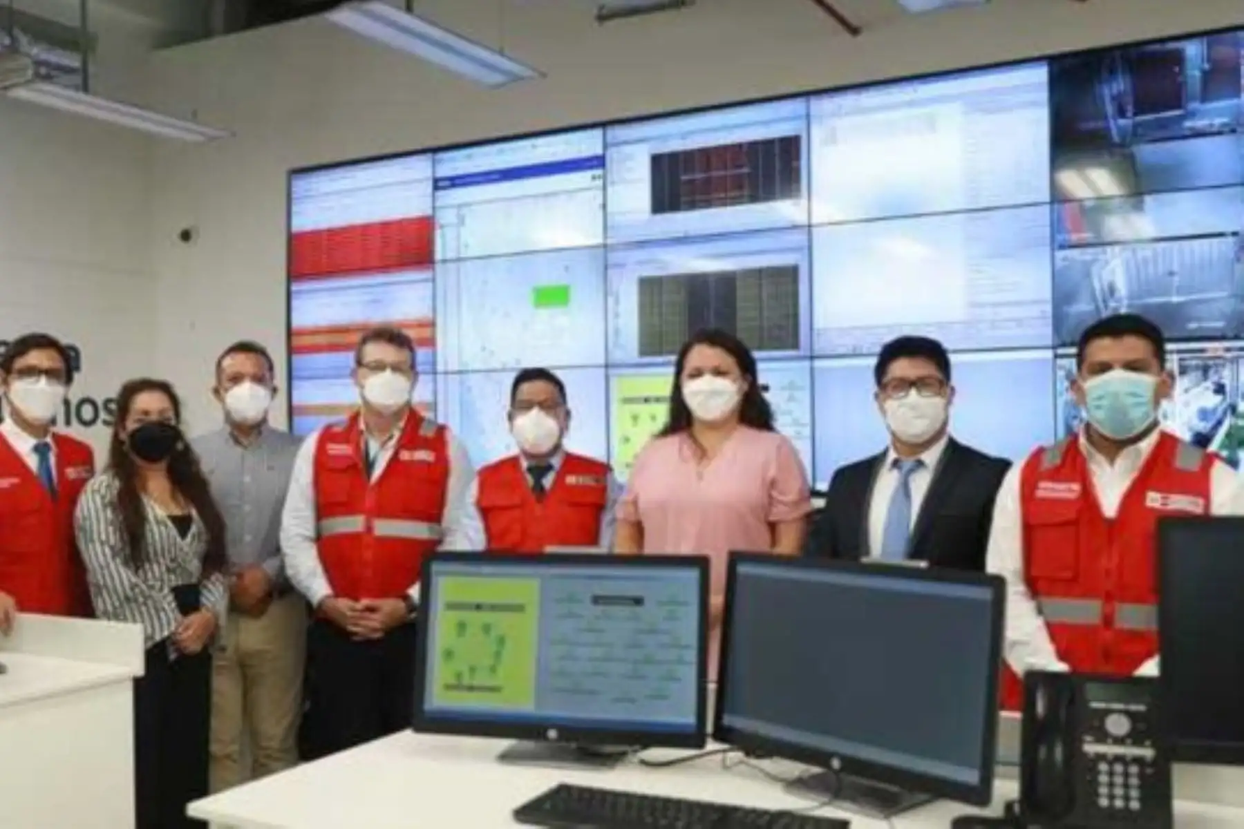 Delegación del MTC encabezada por el viceministro de Comunicaciones, Virgilio Tito, visitó las instalaciones del Centro de Operaciones de la Red Dorsal Nacional de Fibra Óptica. Foto: Cortesía.