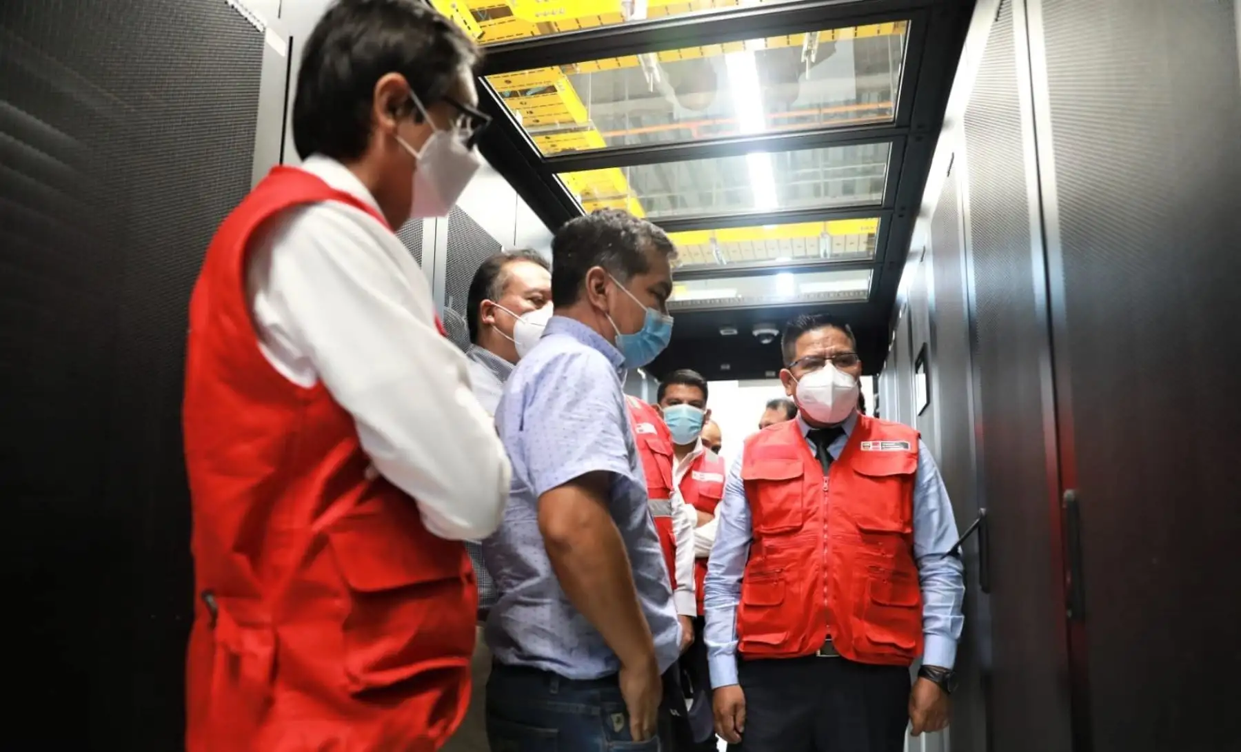 Personal de Pronatel informó que, a través de la visualización en tiempo real del video wall y estaciones de trabajo instalados en el NOC de Huachipa, se puede acceder a los gestores de los diferentes sistemas para monitorear la operatividad, y, de ser el caso, corregir las averías que puedan afectar la continuidad de los servicios y la normal operación de la red. Foto: MTC