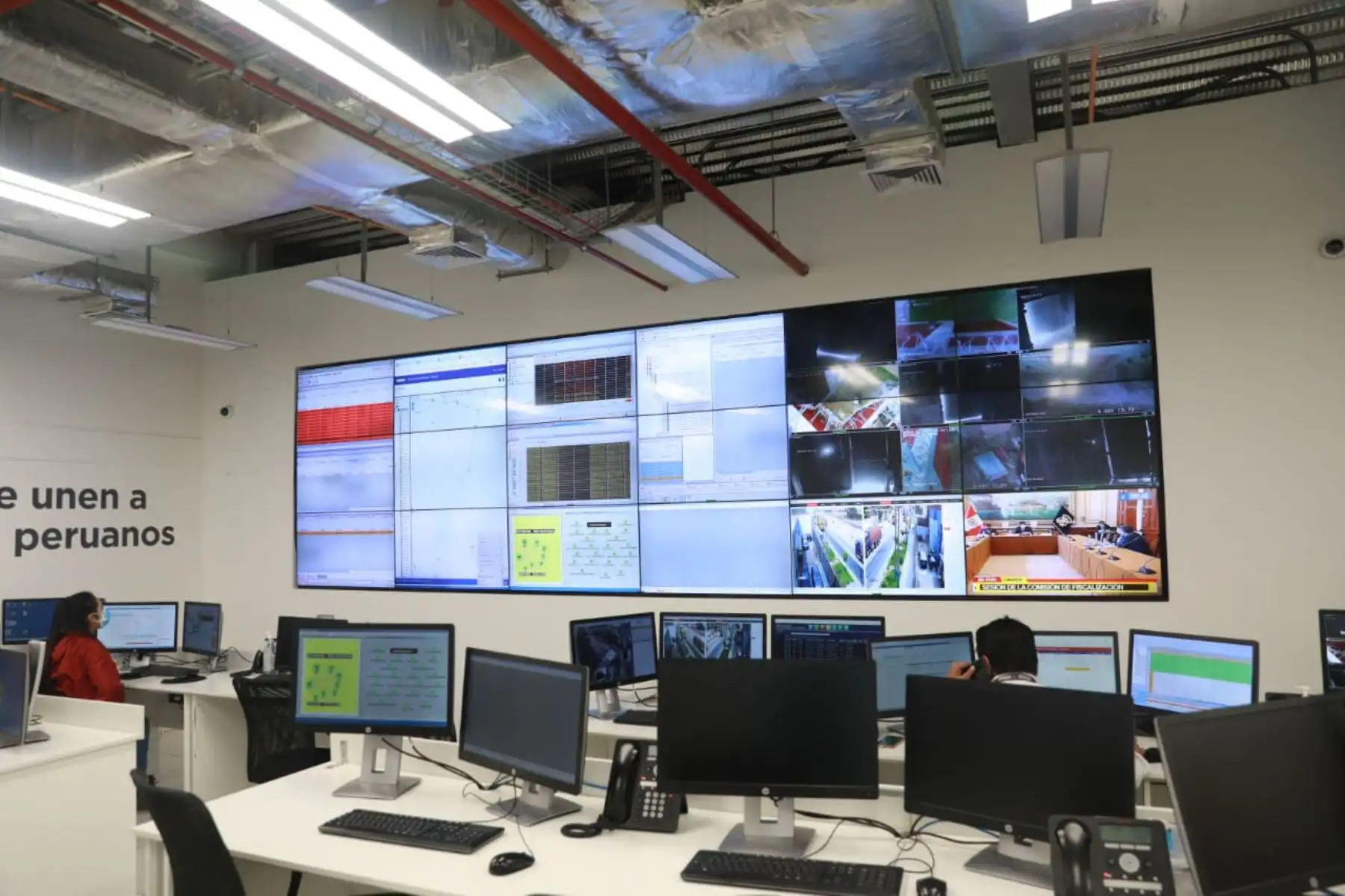 Durante su recorrido por las instalaciones, Tito Chura dijo que el Gobierno tiene objetivos de corto y mediano plazo para proveer conectividad a las entidades del Estado y a las poblaciones rurales. Precisó que desde el NOC de operaciones se puede asegurar e incrementar significativamente la capacidad de conexión de Internet e Intranet en alta velocidad para dar mejores servicios a la ciudadanía en teleeducación, telesalud, seguridad y otros. Foto: MTC