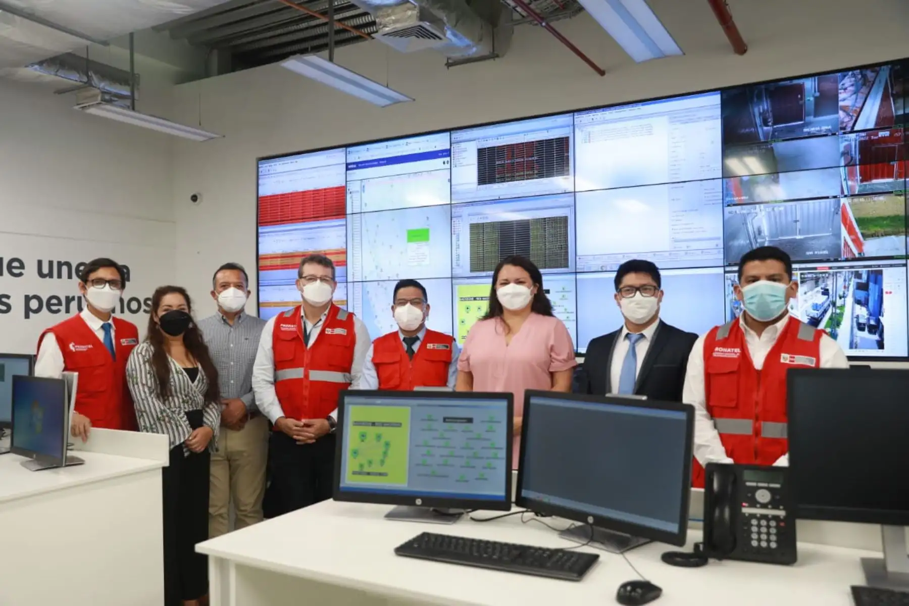 Con el objetivo de supervisar la infraestructura y equipamiento que hay para monitorear los 322 nodos que conforman la Red Dorsal Nacional de Fibra Óptica (RDNFO), el viceministro de Comunicaciones, Virgilio Tito Chura, inspeccionó las instalaciones del Centro de Operaciones de Red (NOC) ubicadas en Huachipa. Foto: MTC